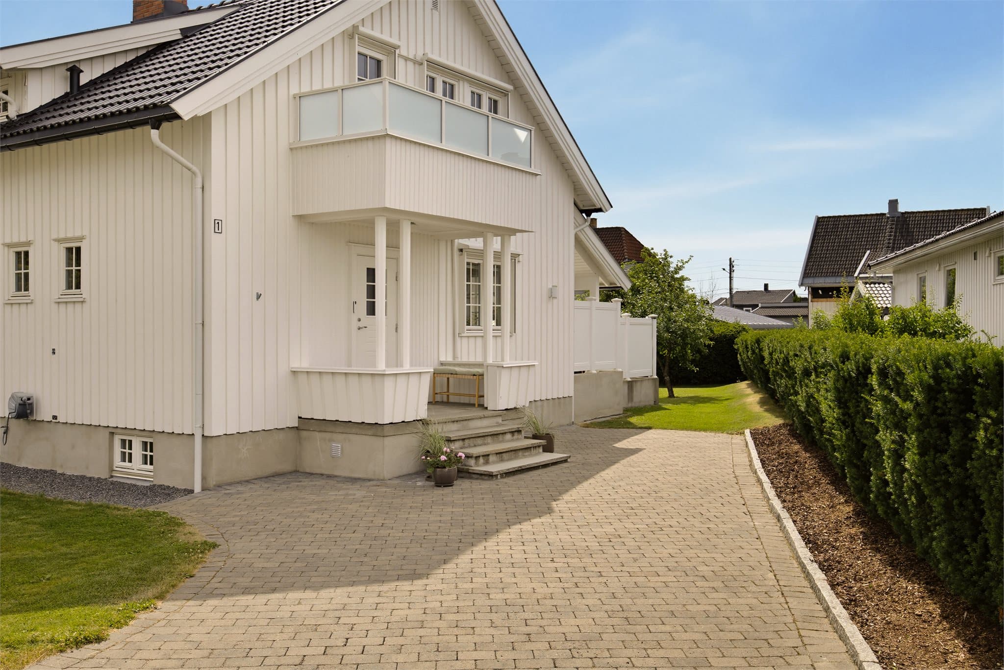 På forsiden av huset møtes du av en flott og romslig innkjørsel belagt med belegningsstein. En gjennomført detalj som både gir et pent førsteinntrykk og er en praktisk luksus man virkelig setter pris på i hverdagen.