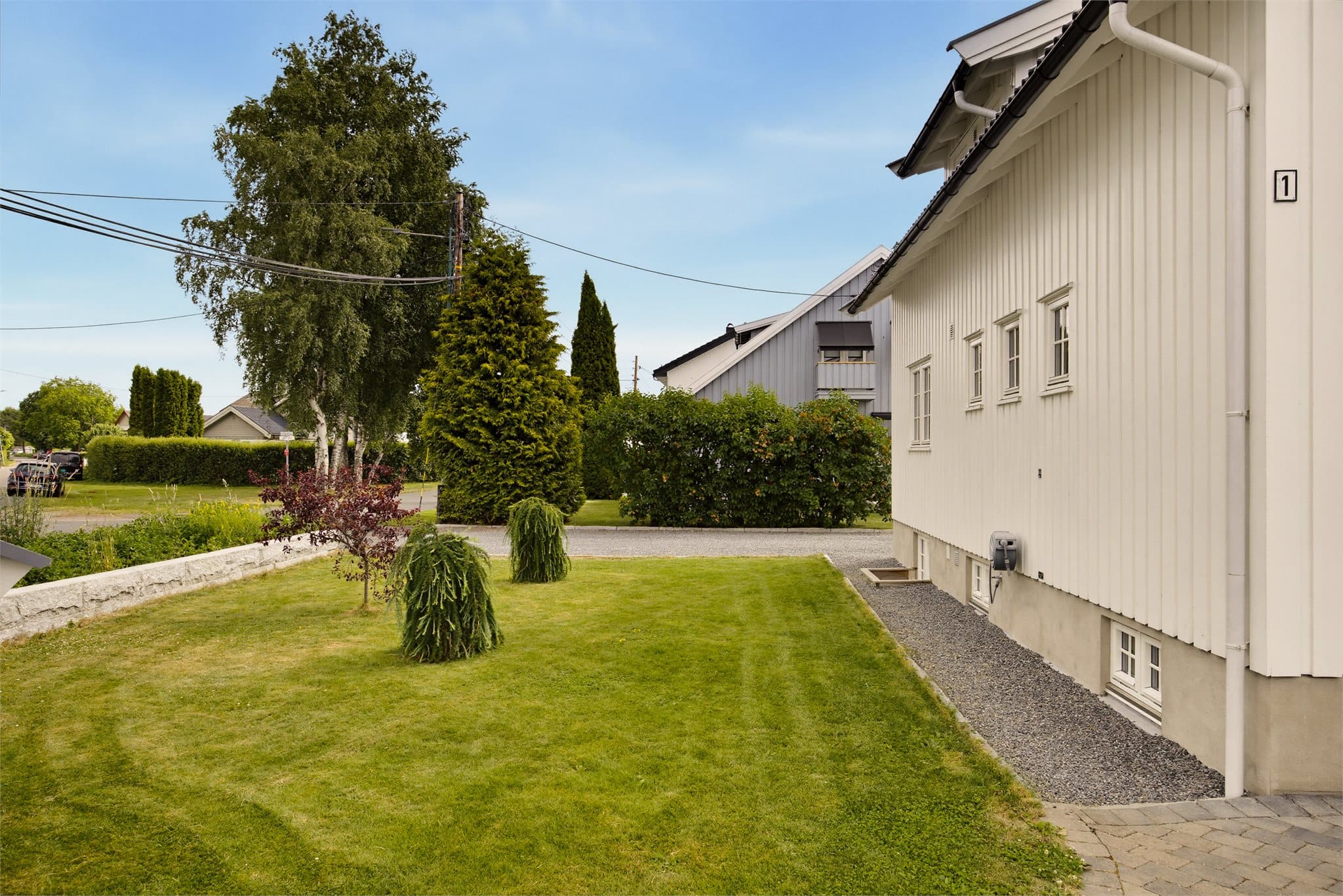 Ikke minst er det ytterligere med plen på forsiden av huset - god plass til trampoline, lekestativ eller annet morsomt for barna.