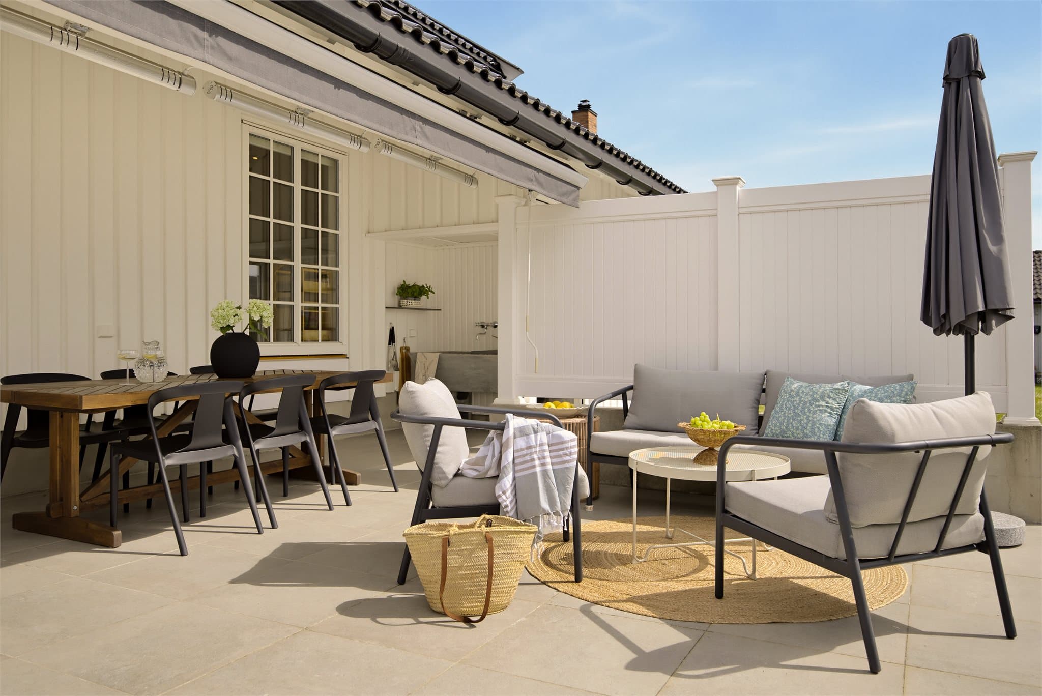 På baksiden av huset venter en stor, grønn og skjermet hage, omkranset av hekk og beplantning som skaper en lun og privat atmosfære. Her finner du en romslig uteplass med direkte adkomst fra stuen.