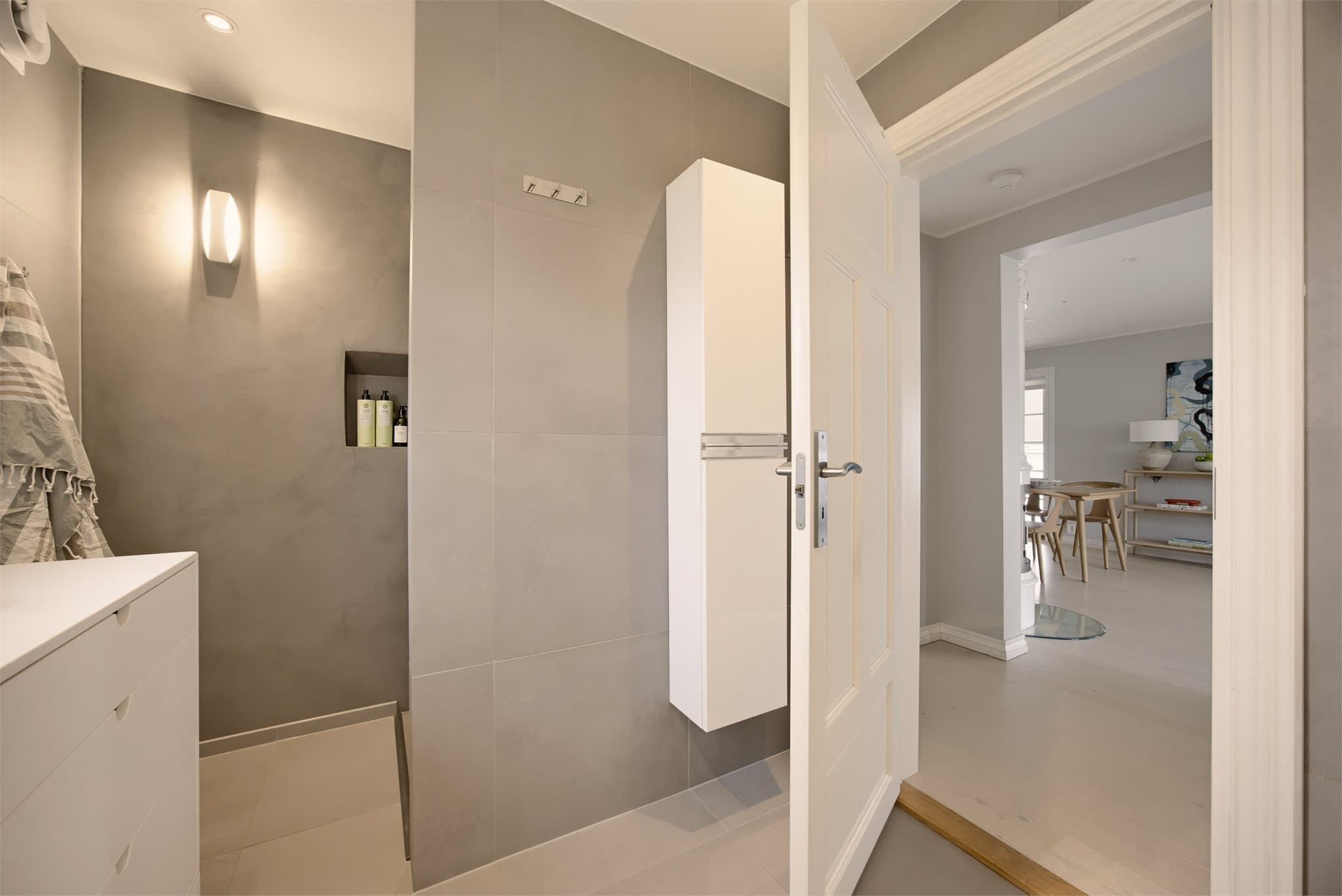 Badet er innredet med servant, vegghengt Geberit Tuma Comfort klosett og dushjørne.
