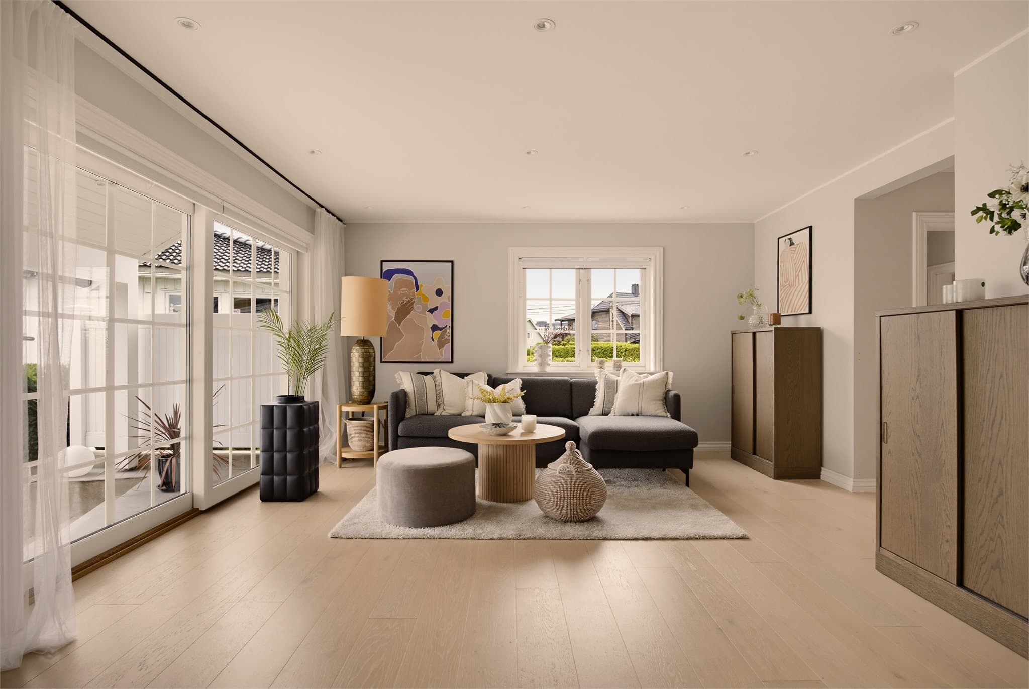 Her får du en familiebolig over tre plan med en lun og innbydende atmosfære. Huset byr på vannbåren gulvvarme i alle rom (med unntak av boder) og downlights i himling.
