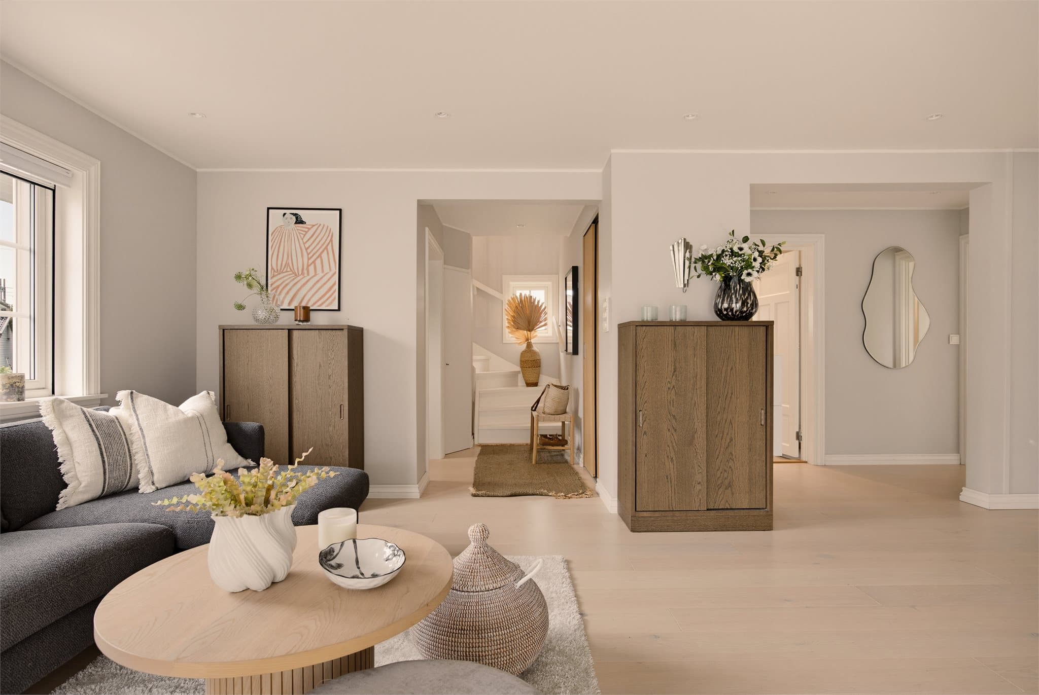 Stuen byr på god plass til stor spisegruppe, sofa og tilhørende møbler.