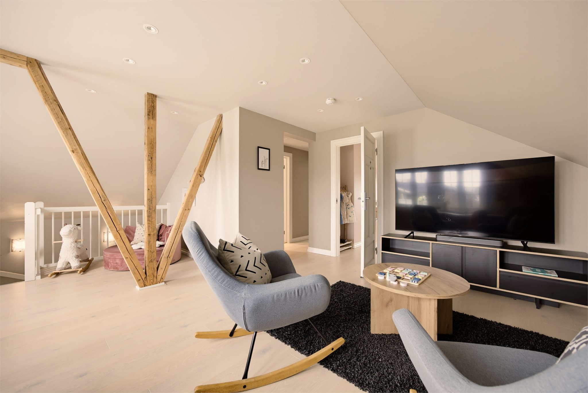 I stuen er det god plass til en sofagruppe samt tilhørende møbler.