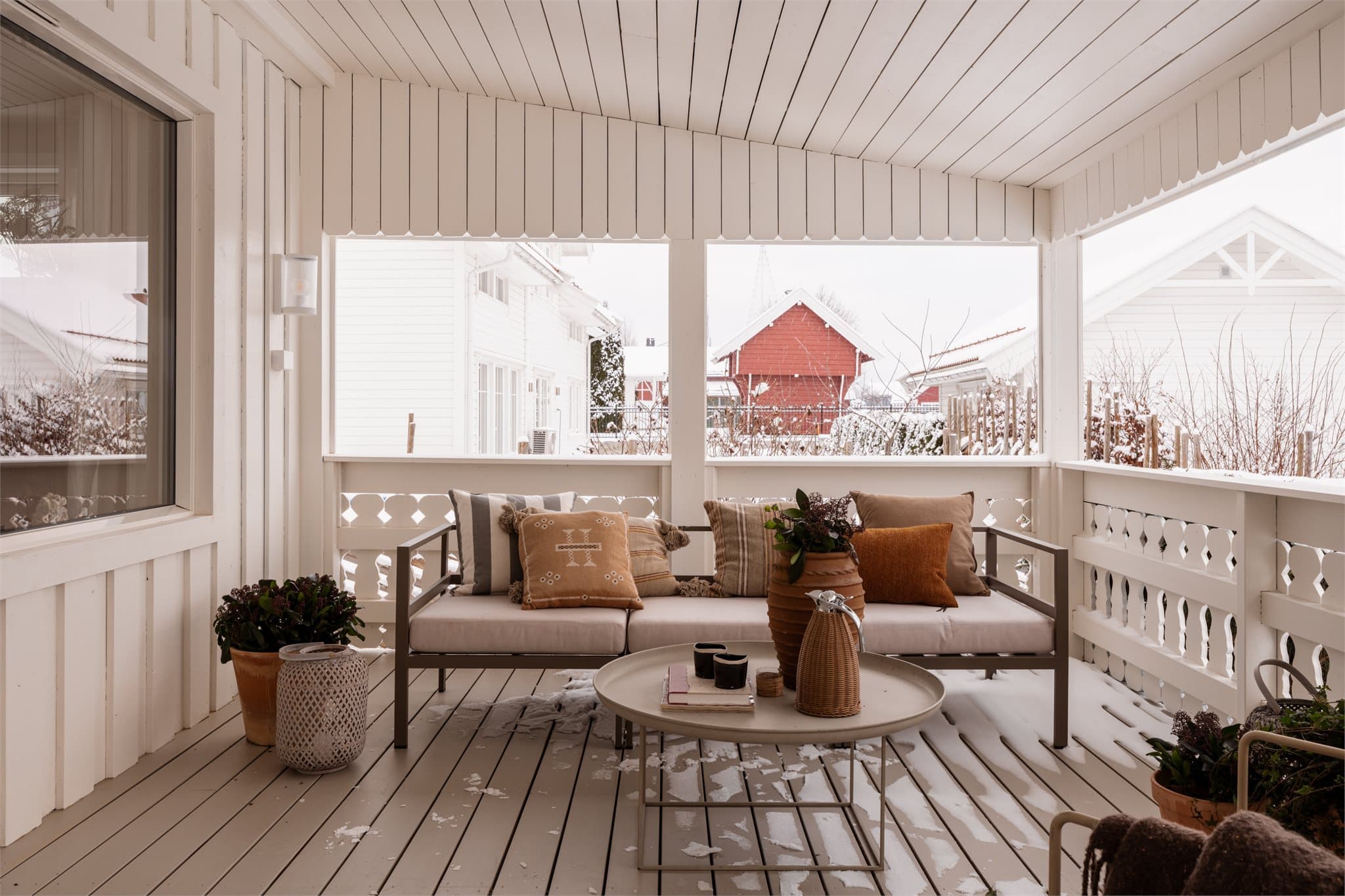 Terrassen er overflatebehandlet og fremstår som en skjermet oase om sommeren.