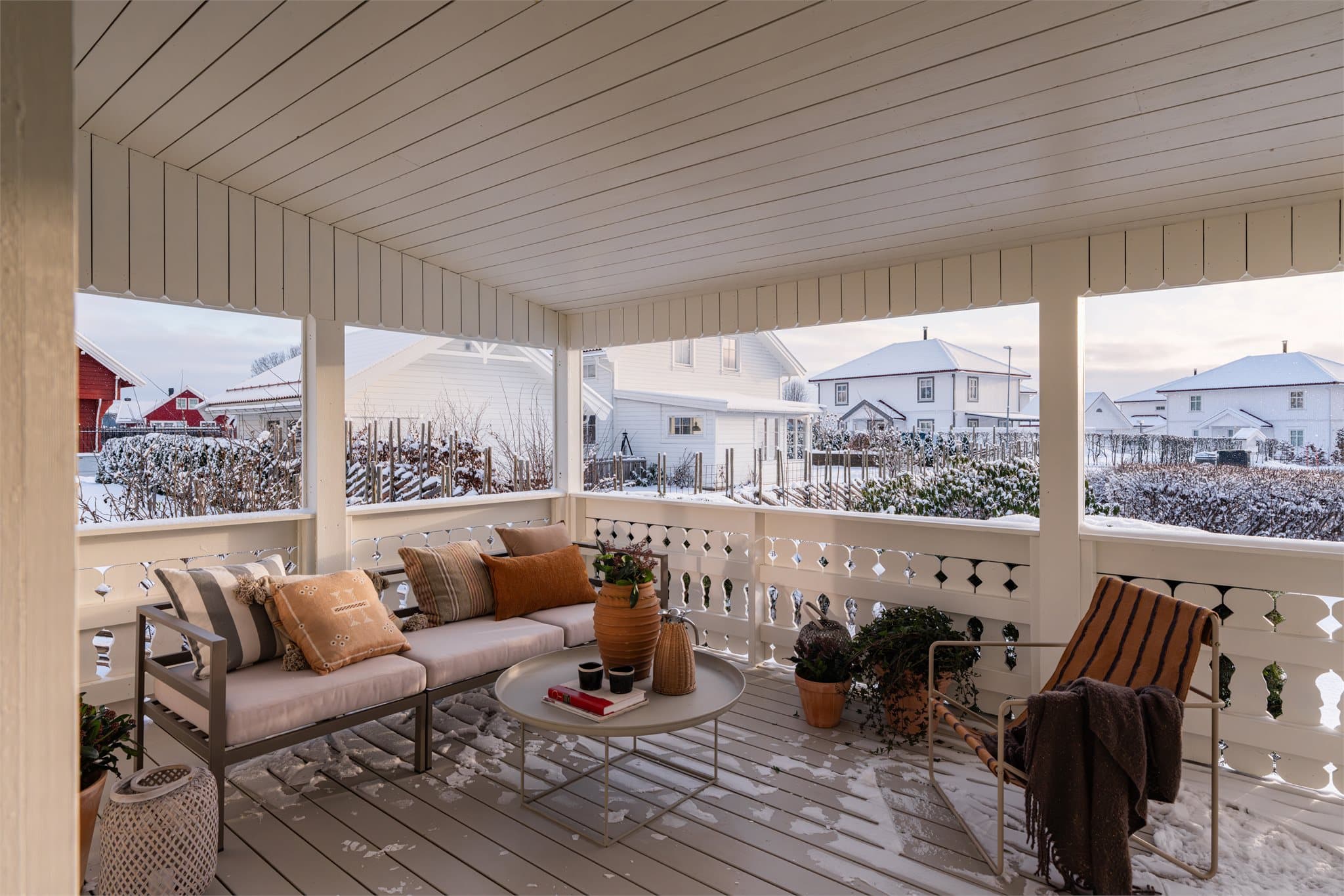 Fra stuen er det utgang til en lun, sydvendt terrasse på ca. 24 kvm, en hyggelig forlengelse i sommerhalvåret.