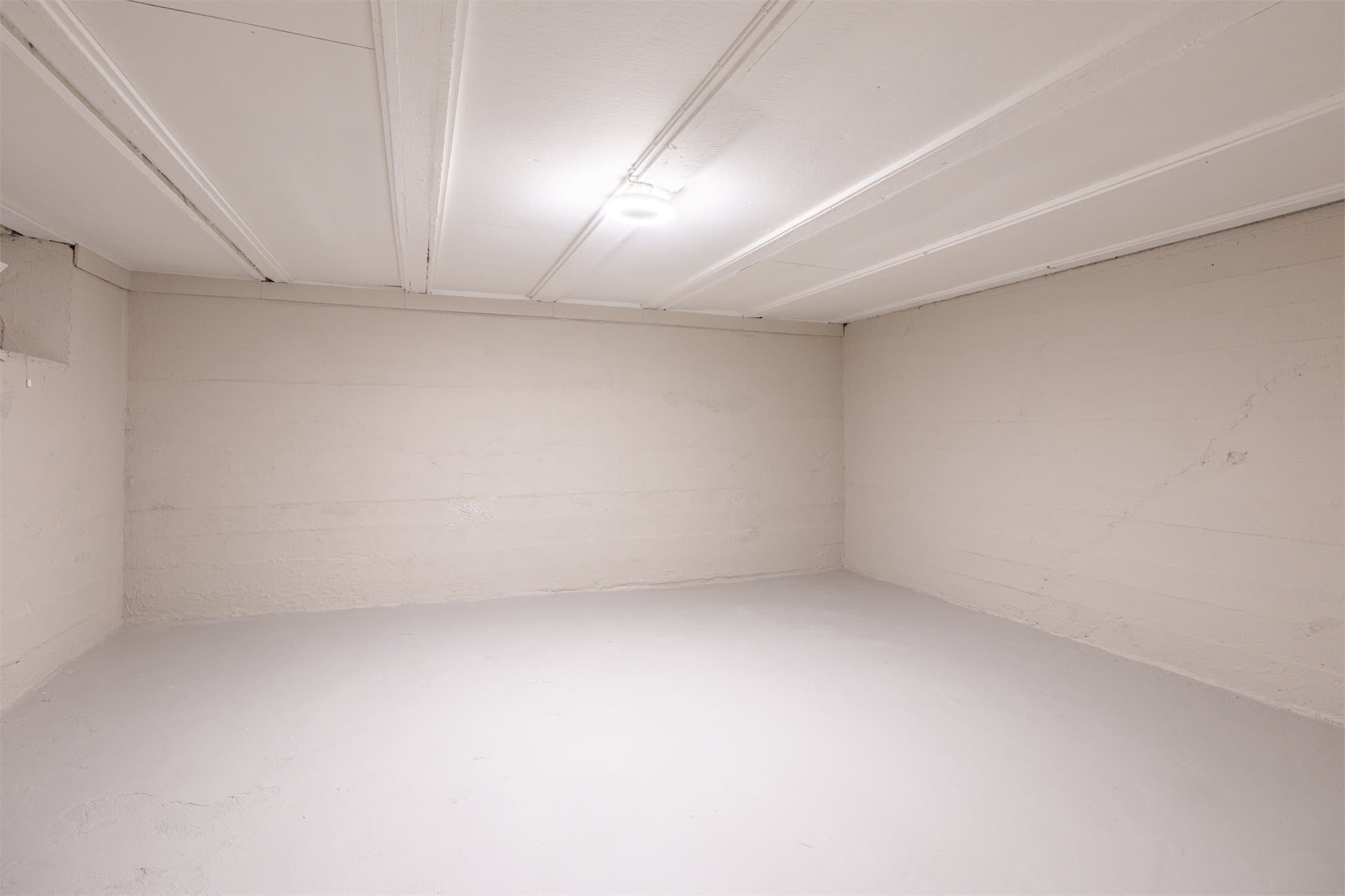 Arealet i kjeller er ikke måleverdig grunnet lav takhøyde, men benyttes som bod og lagringsareal.