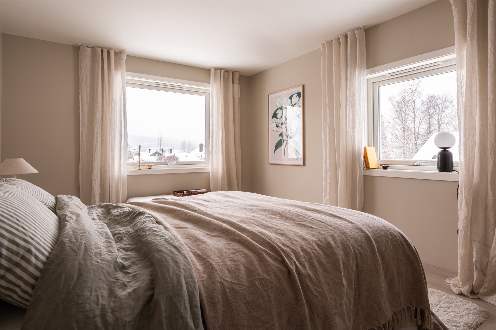 De to største soverommene får dagslys fra to sider.