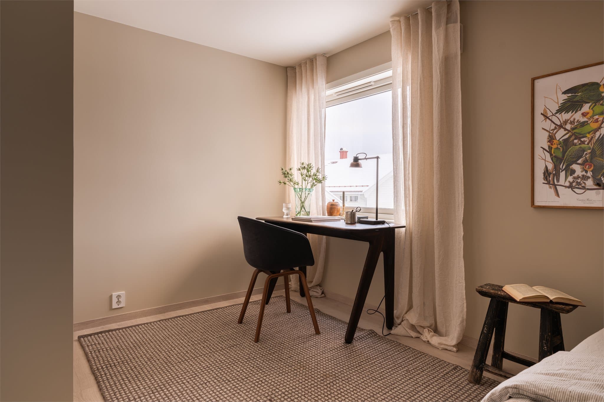 Rommene har god plass til seng og garderobeløsning.