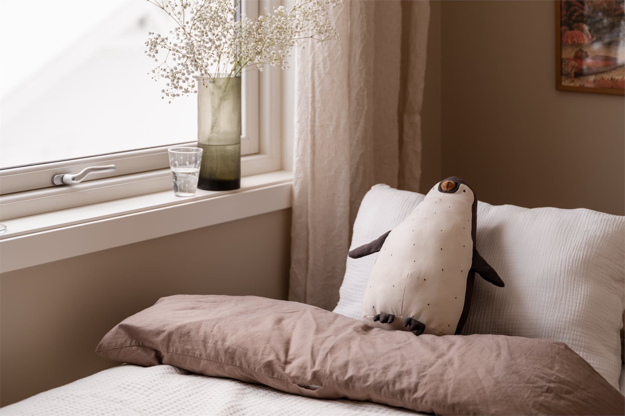 Farge- og materialvalget er gjennomført i alle rom.