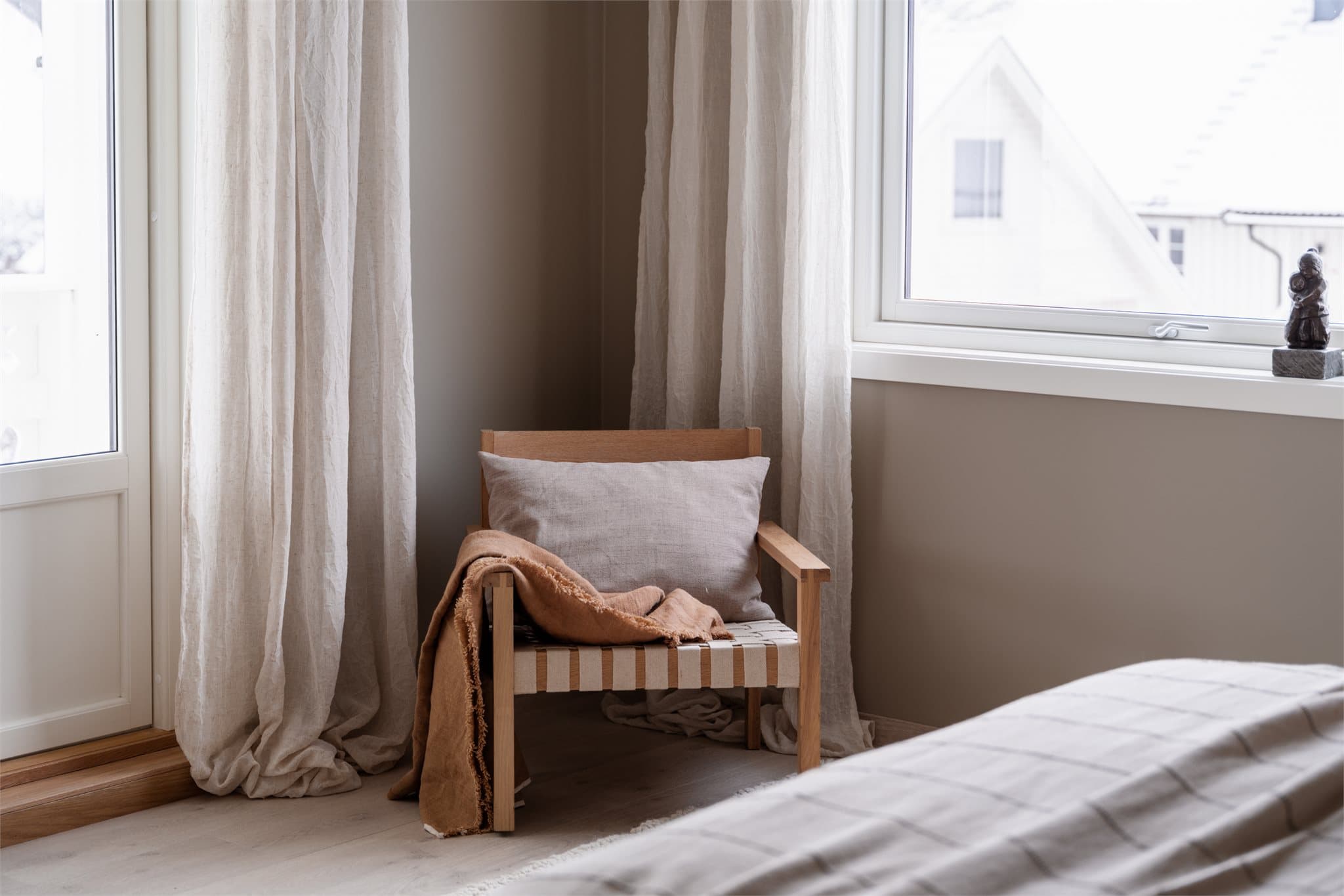 Alle overflater, gulv, vinduer og balkongdør er fra 2025.