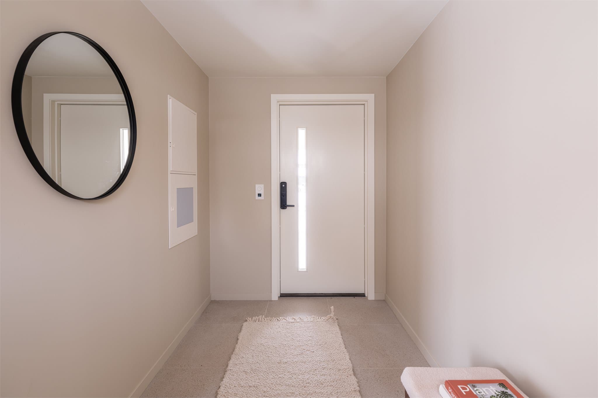 Ytterdøren fra 2025 er utstyrt med kodelås, et must for barnefamilier.