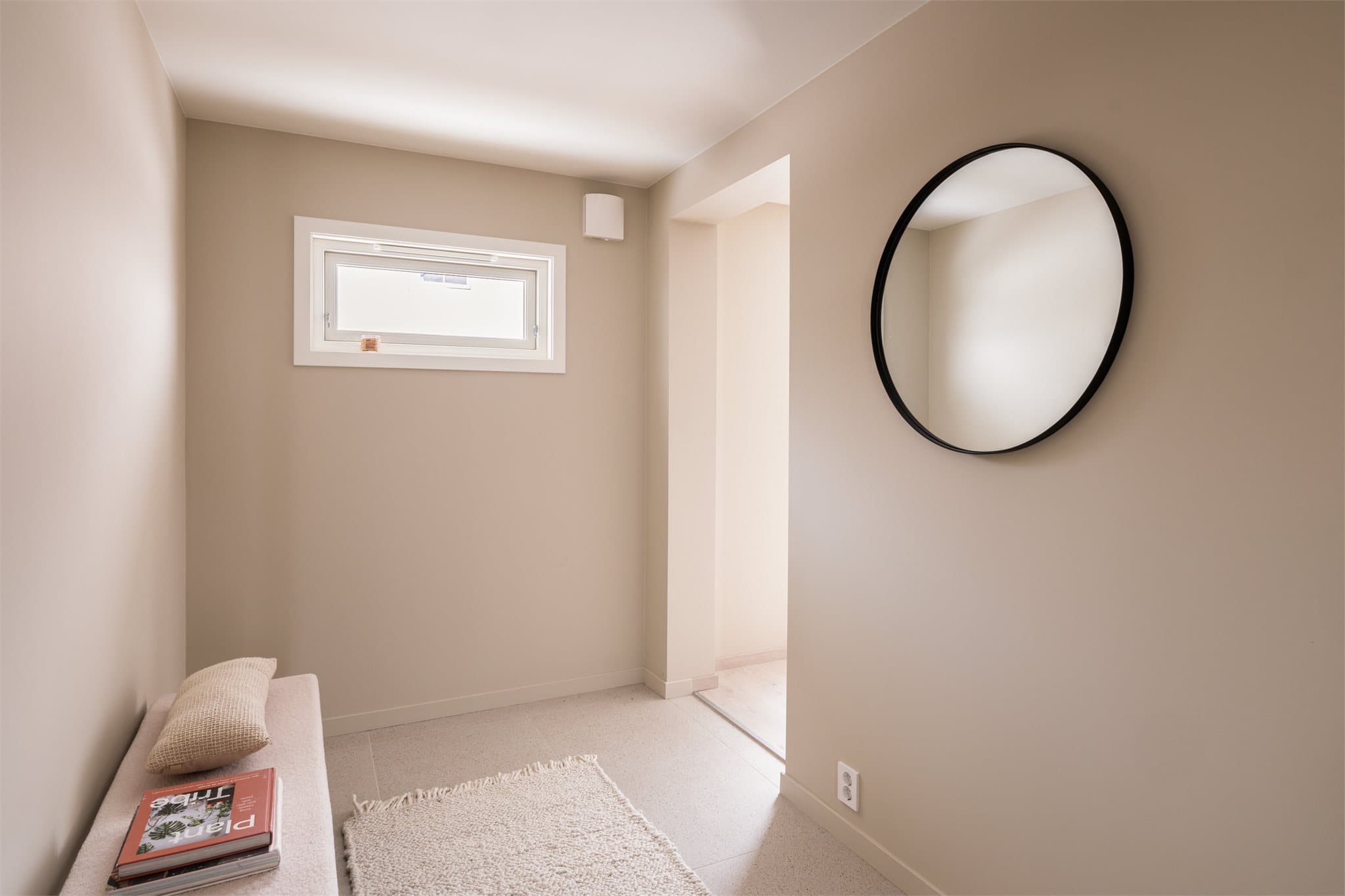 Entréen er innbydende med fliser på gulv og varmekabler.