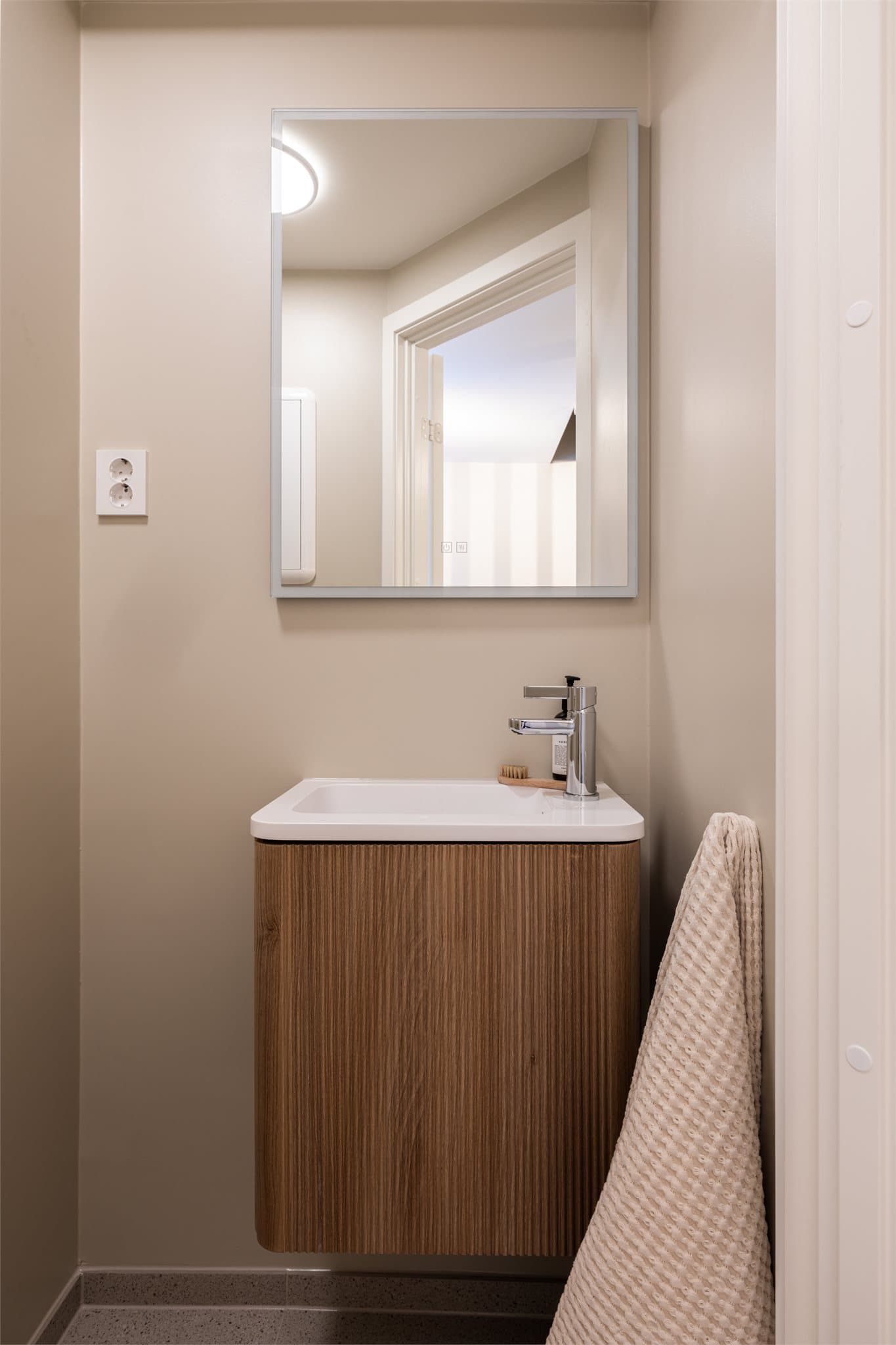 Gjestetoalettet fikk veggmontert toalett og en stilig innredning.