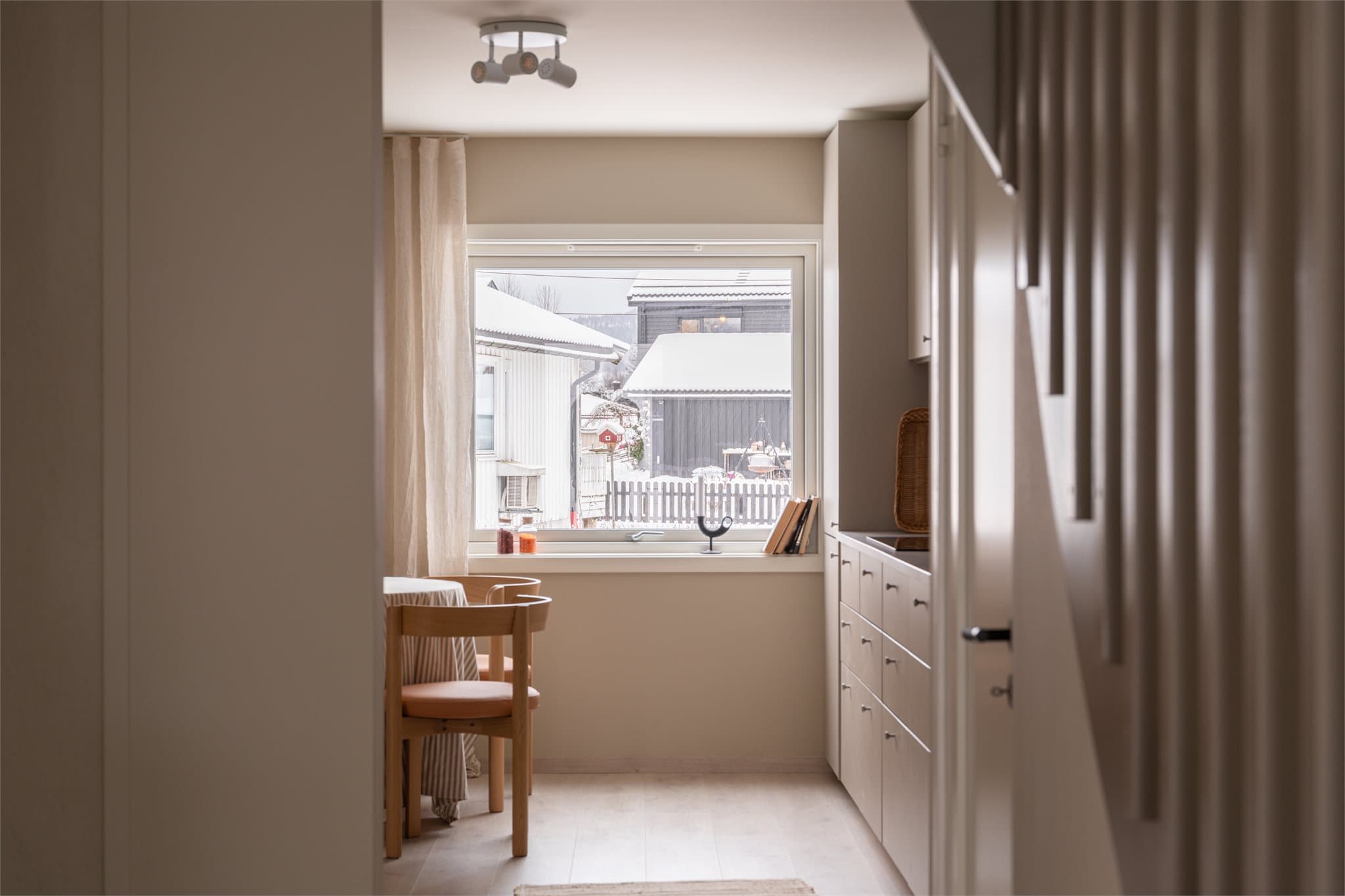 Det er rikelig med oppbevaringsplass i skap og dype kolonialskuffer.