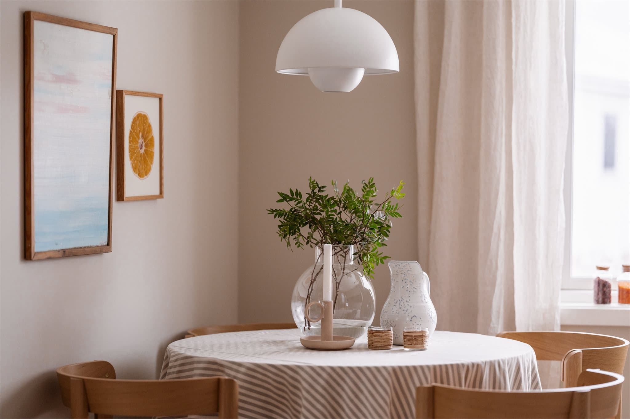 Kjøkkenet er holdt i lyse, delikate farger.