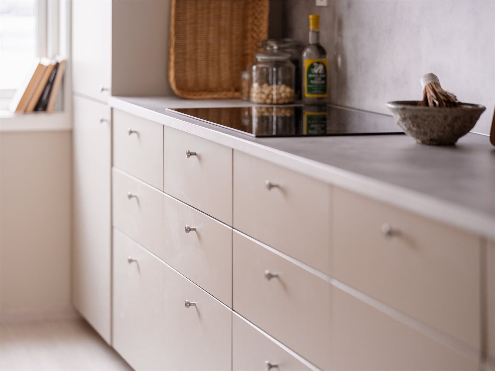 Innredningen har integrert stekeovn, bred platetopp, kjøl/frys, oppvaskmaskin og ventilator.