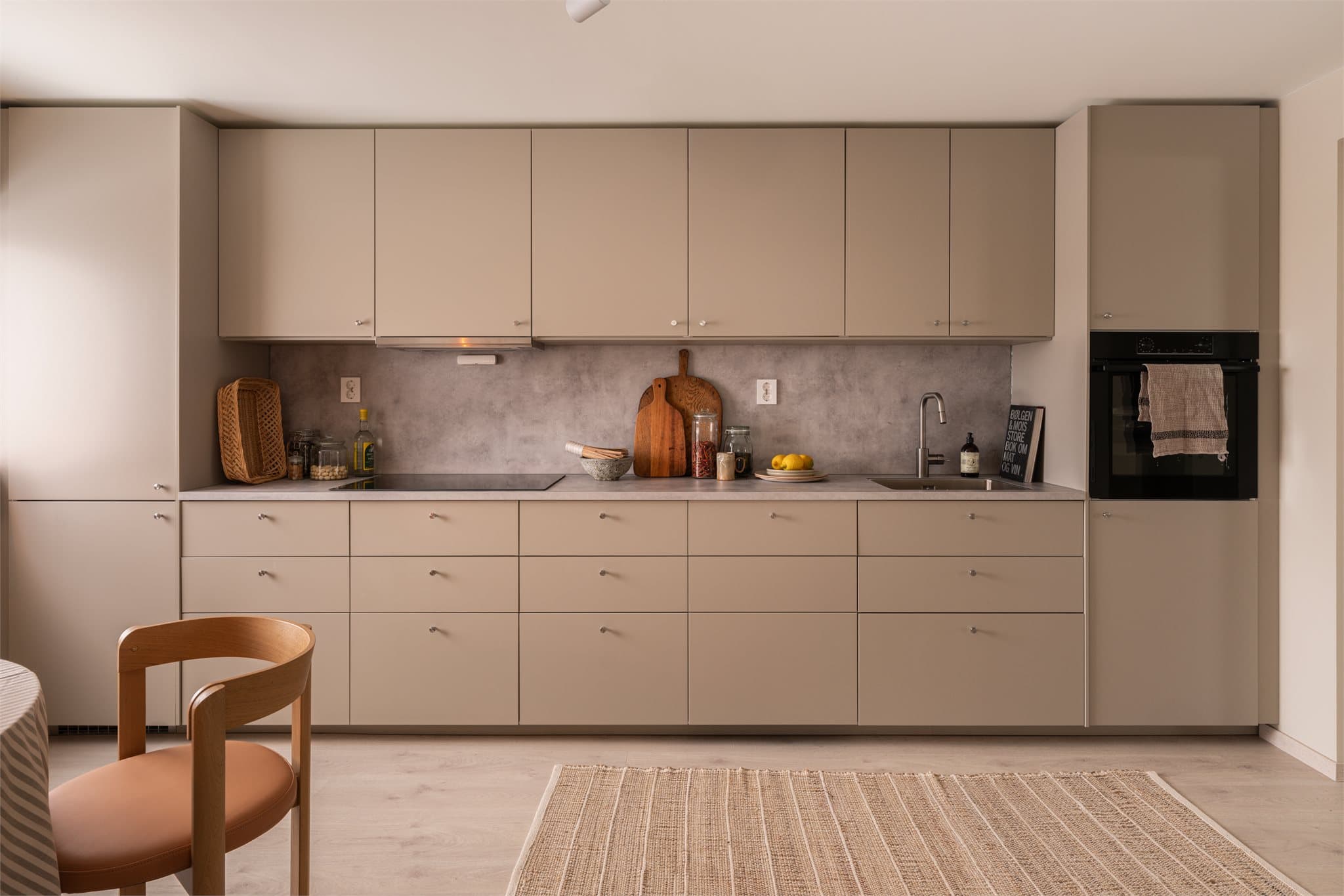 Innredningen er moderne og stilren med integrerte hvitevarer.