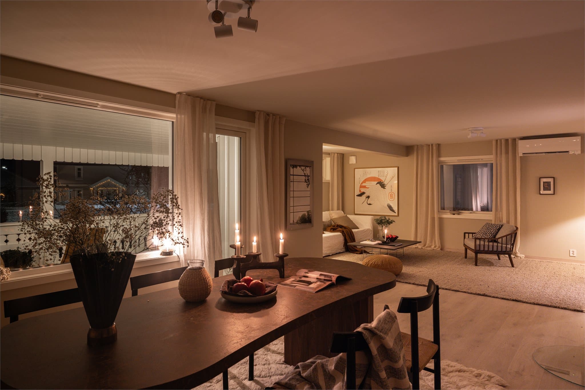 Gulvet er belagt med én-stavs laminat fra Pergo og himlingen er listefri.