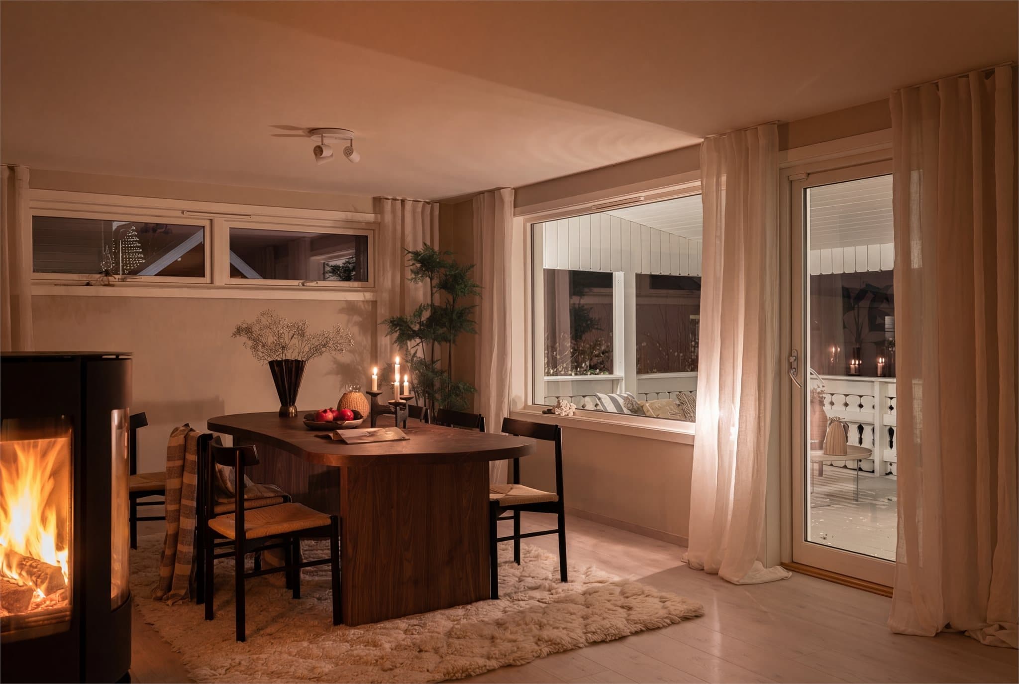 Fra stuen er det utgang til en lun, overbygd terrasse på ca. 24 kvm.