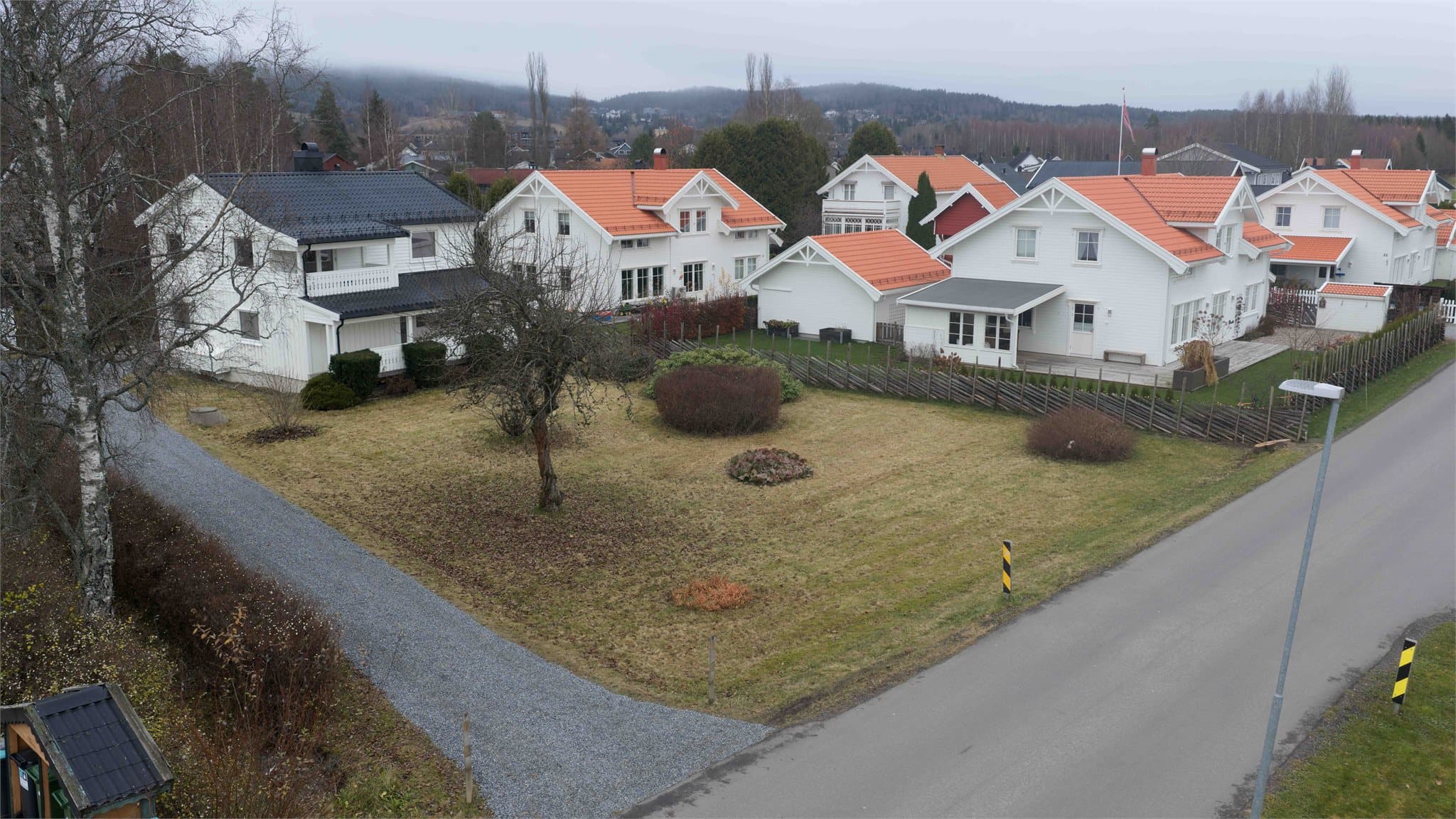 Eiendommen ligger i et veletablert og barnevennlig boligområde på Maura.