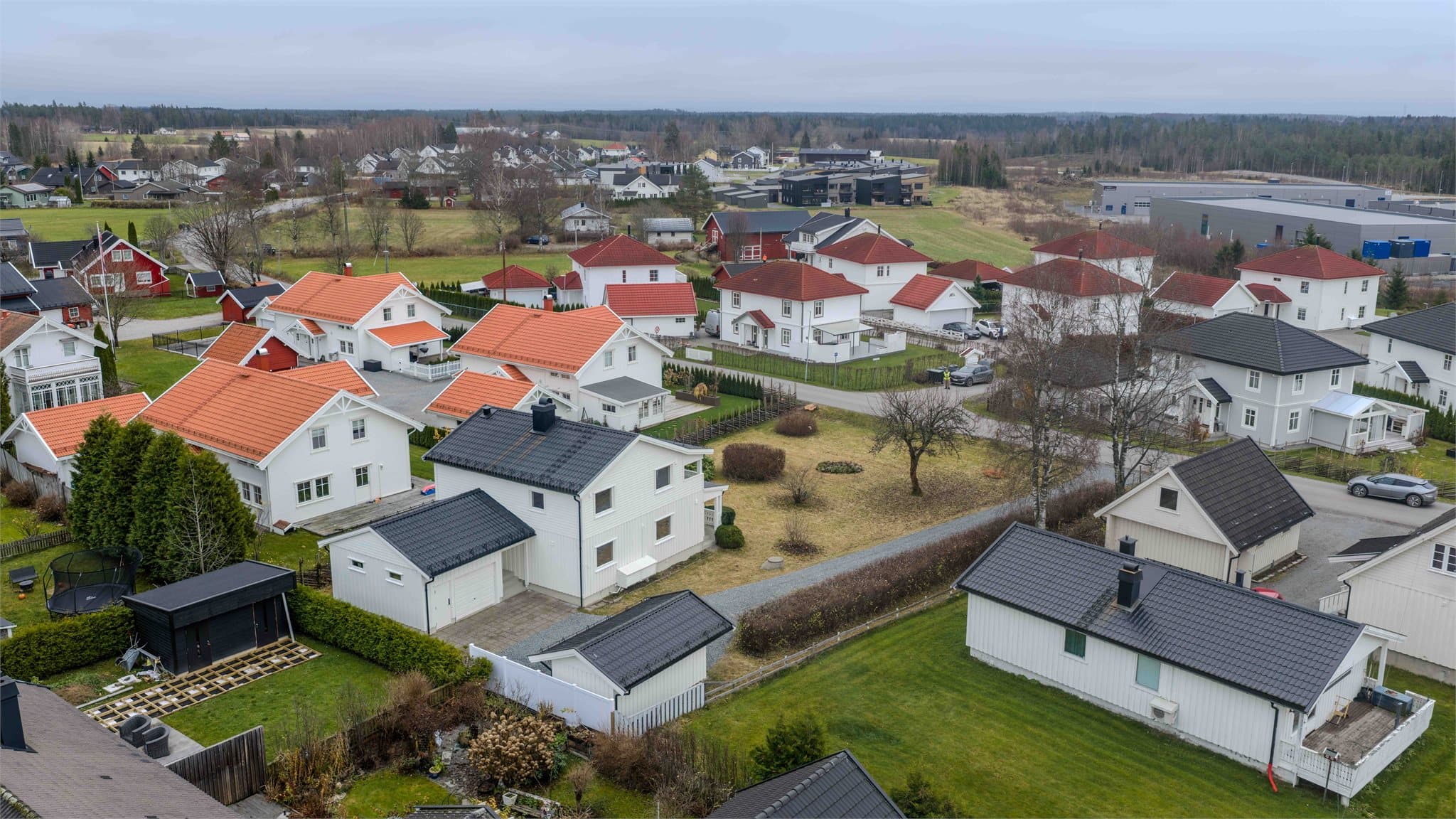 Eiendommen har to garasjer, elbillader og parkeringsmulighet i gårdsplassen.