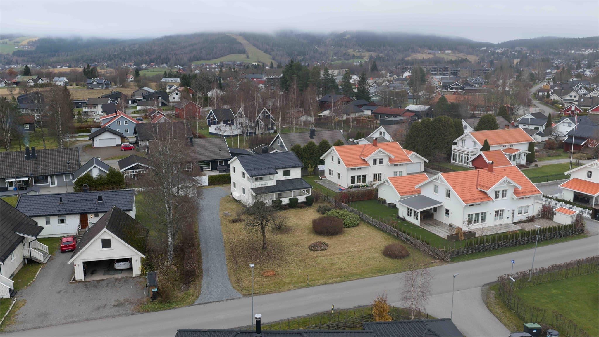 Nærområdet omkranses av flotte turområder og ligger kun 10 min kjøring fra OSL.