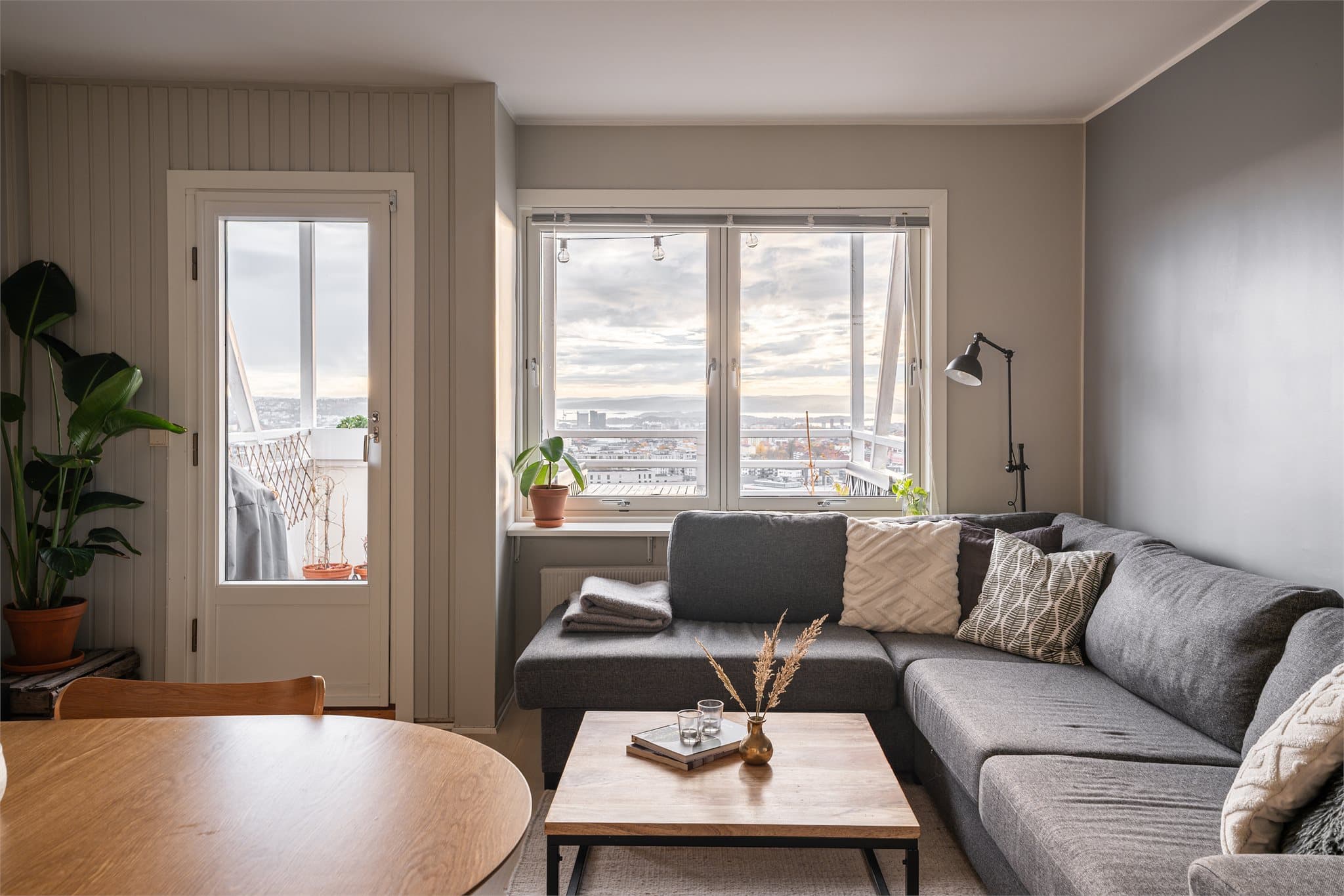 Fra stuen er det også nydelig utsikt, og du har utgang til en sydvestvendt balkong på 8 kvm.