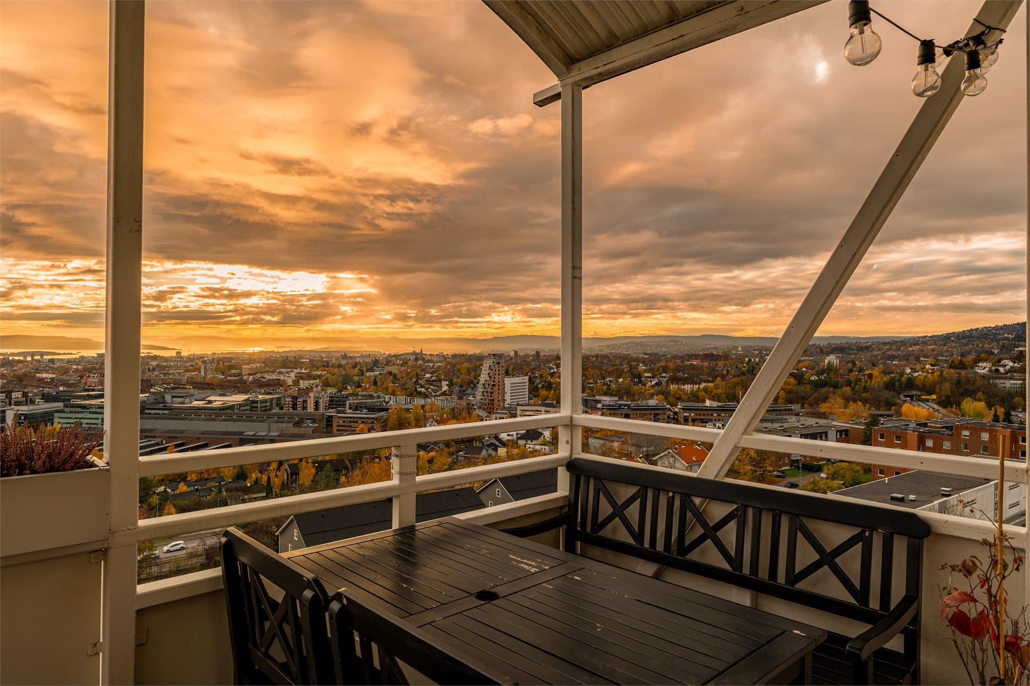 Dette er en delikat topp-hjørneleilighet med unike utsiktsforhold!