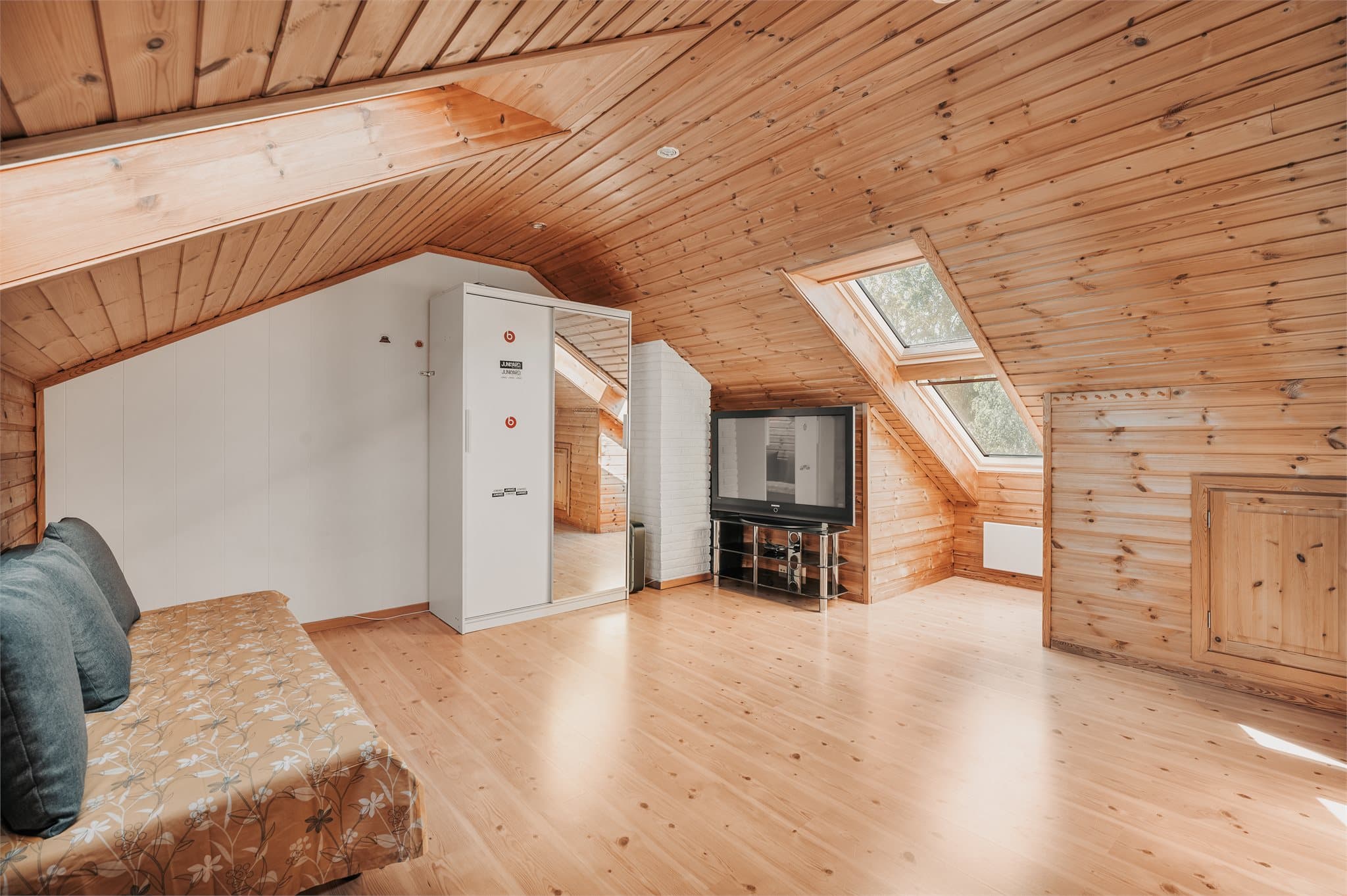 Loftetasjen byr på en romslig loftstue.