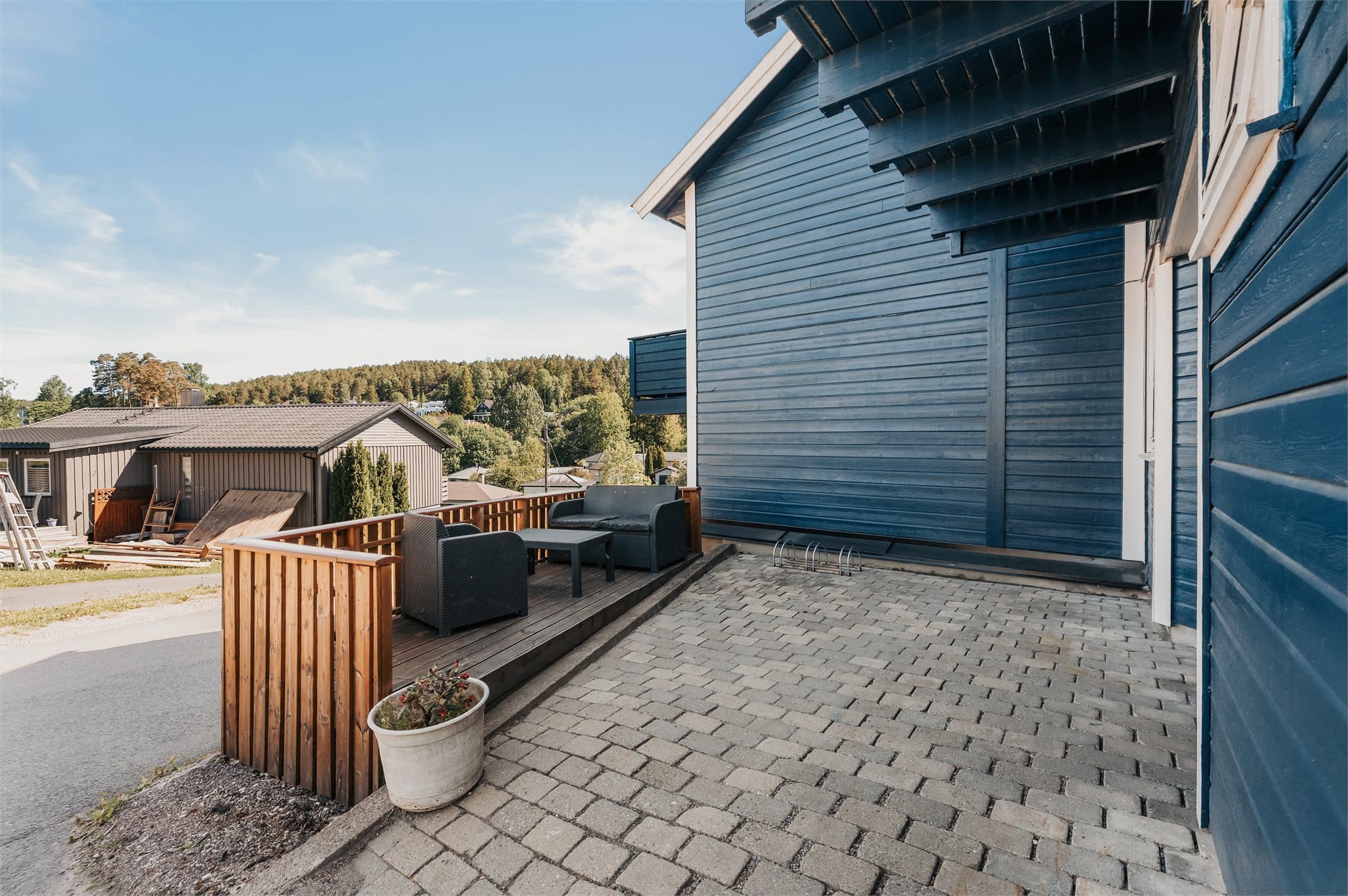 Boligen har et pent opparbeidet uteområde.
