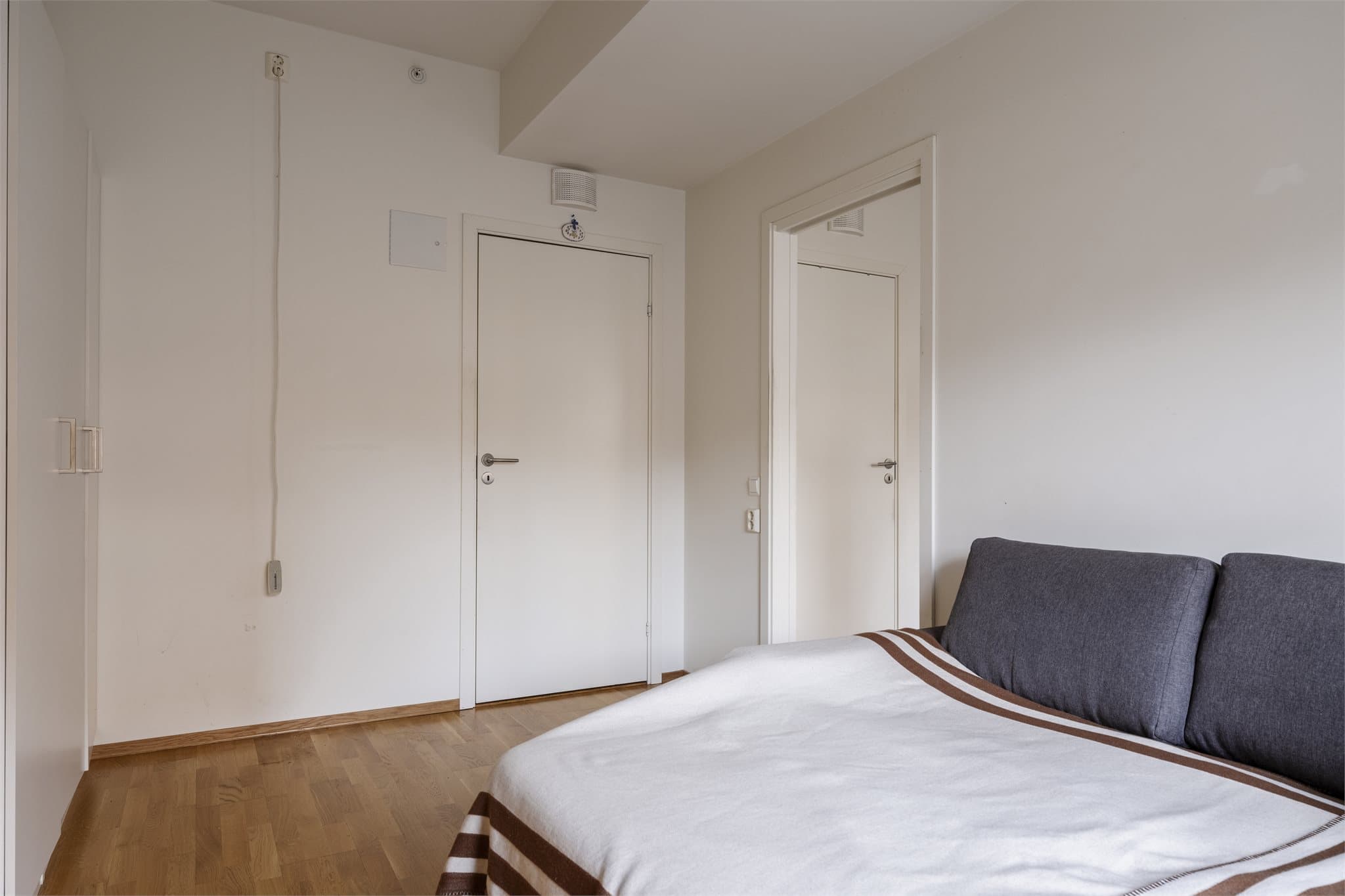 Fra soverommet er det direkte dørforbindelse inn til badet.