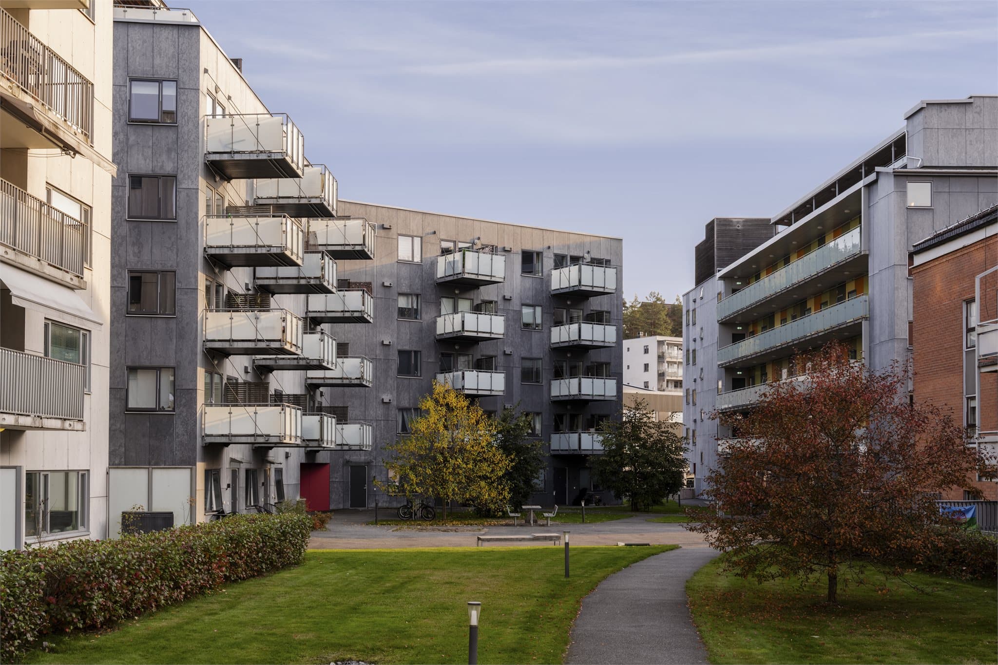 Boligsameiet har et opparbeidet fellesareal med grøntområder og gangveier.