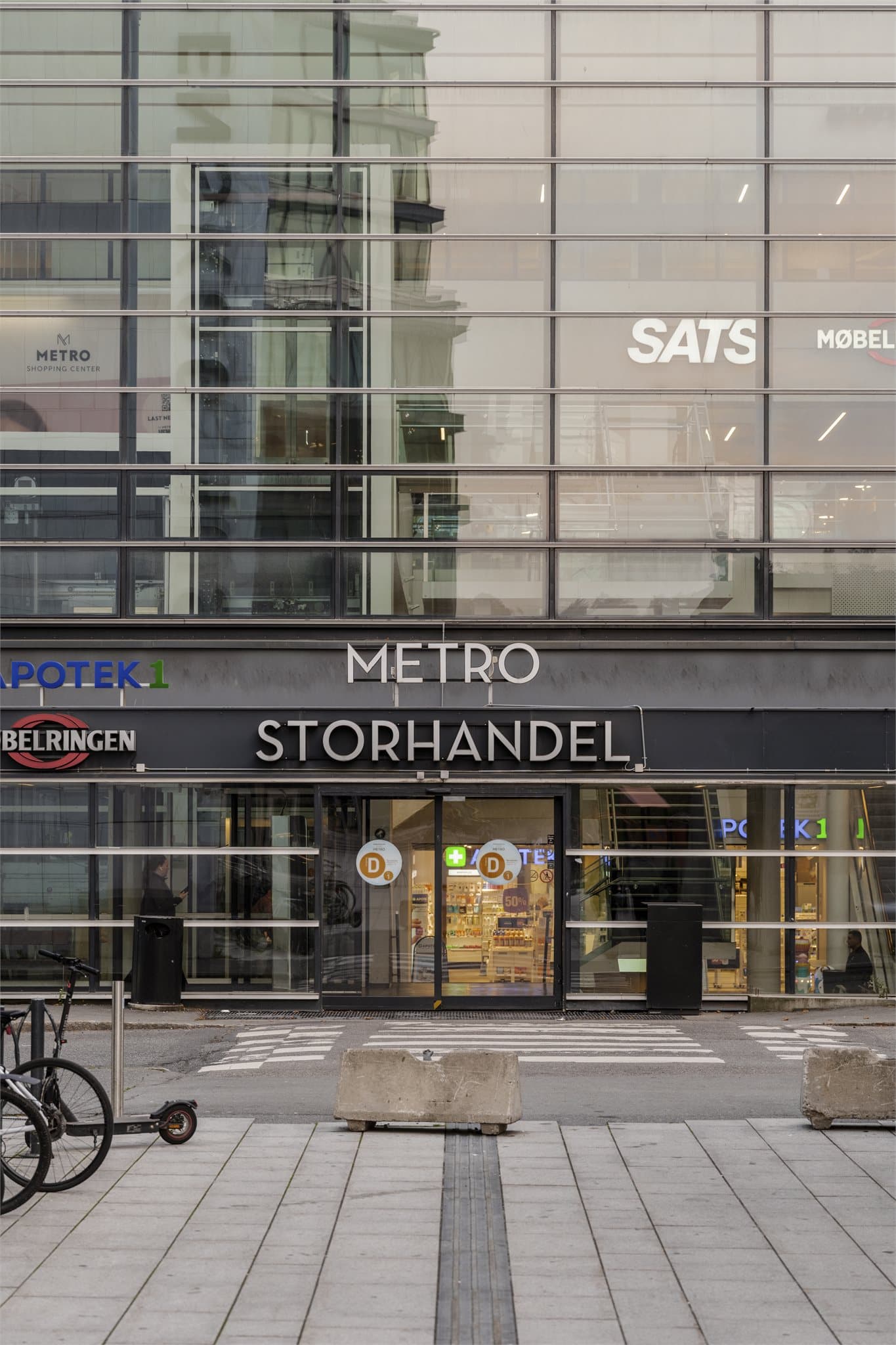 Metro Storhandel med SATS og Apotek 1 ligger få minutters gange unna.