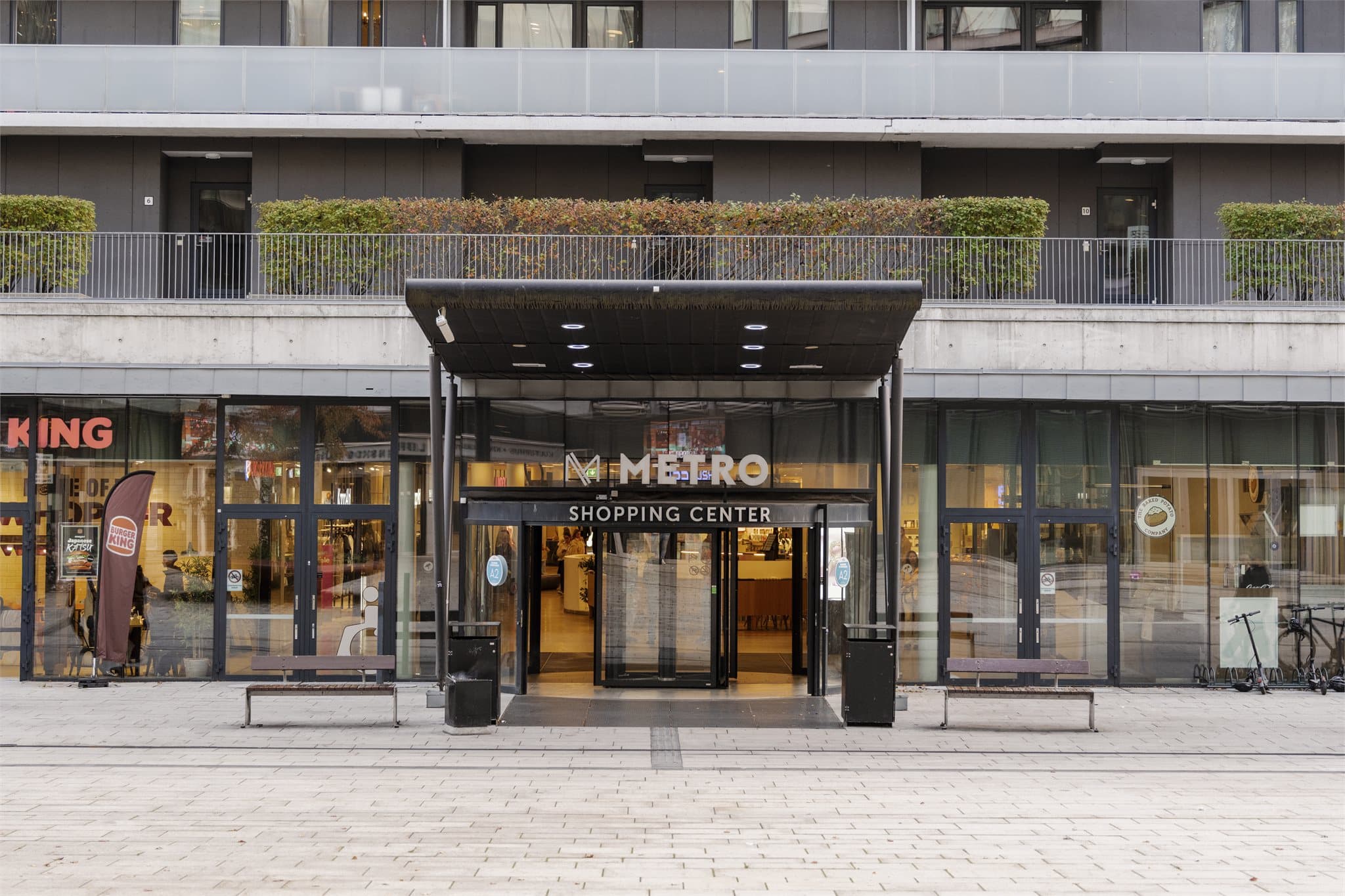 Metro Senter byr på et bredt utvalg av butikker, spisesteder og servicetilbud i nærområdet.