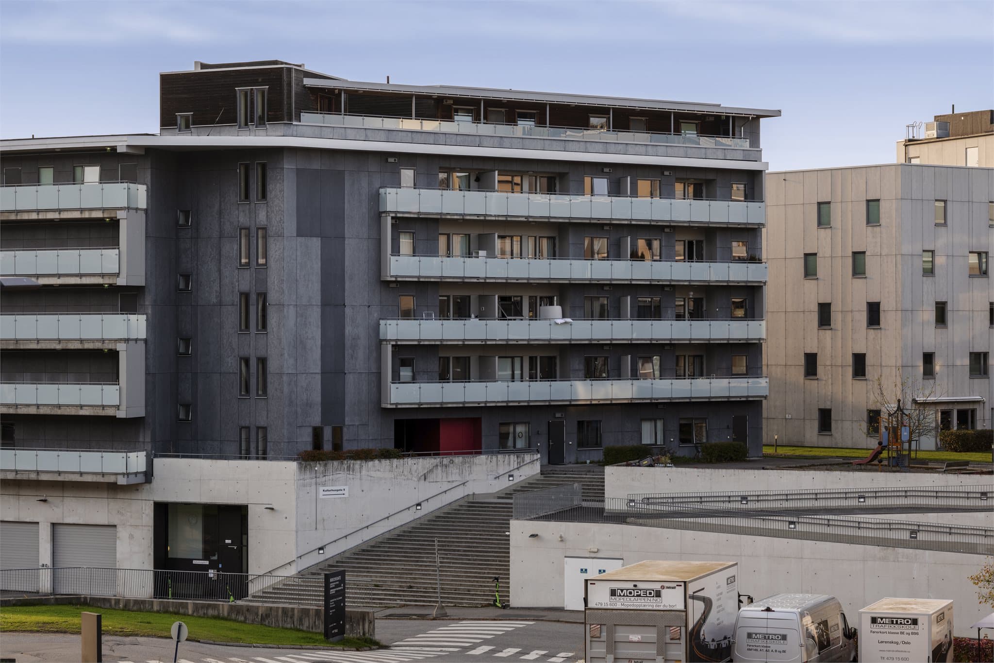 Bygget har sentral beliggenhet i Kulturhusgata like ved Lørenskog hus.