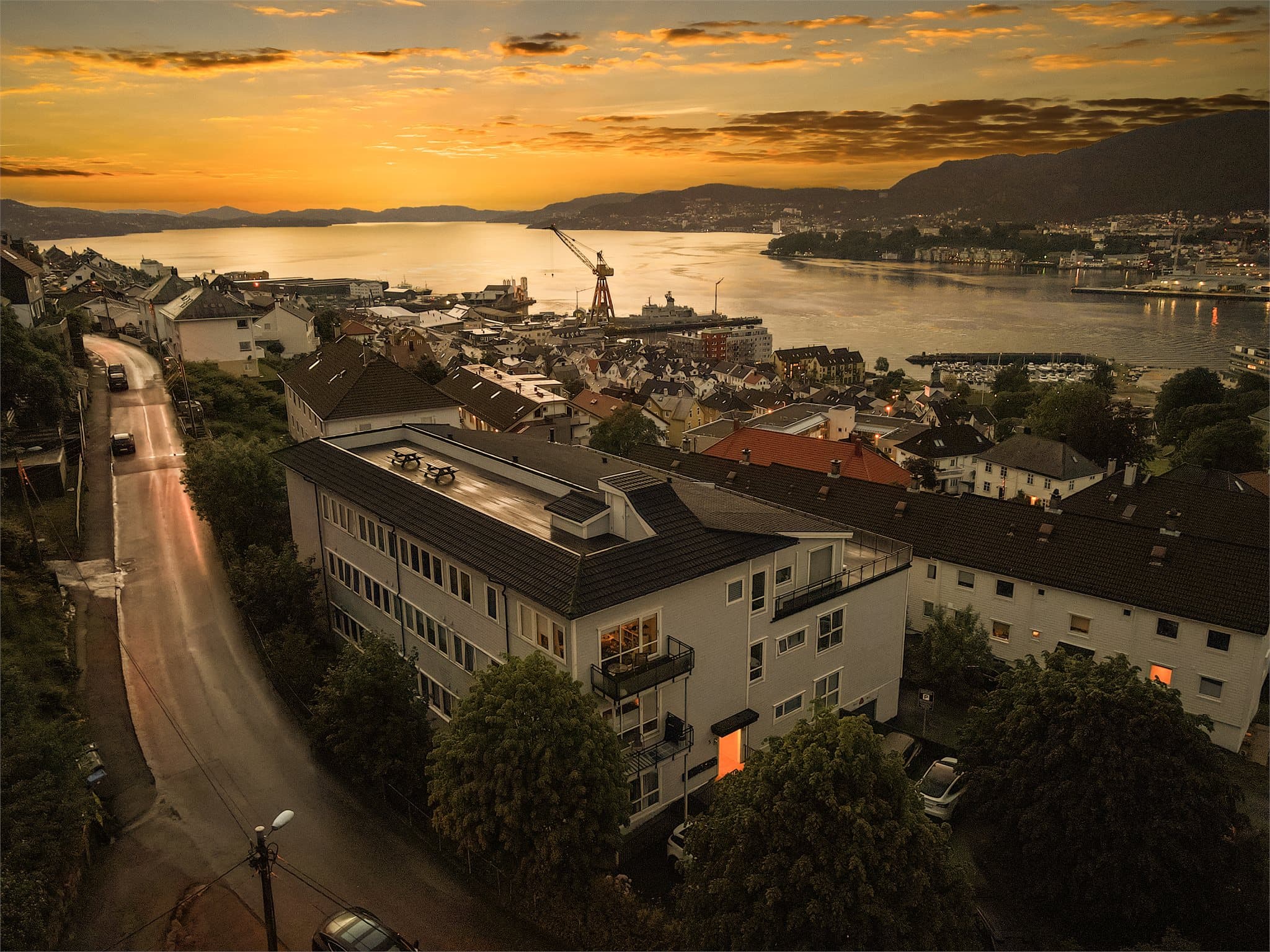 - Bygget har felles takterrasse der man kan nyte varme sommerdager og flotte solnedganger -