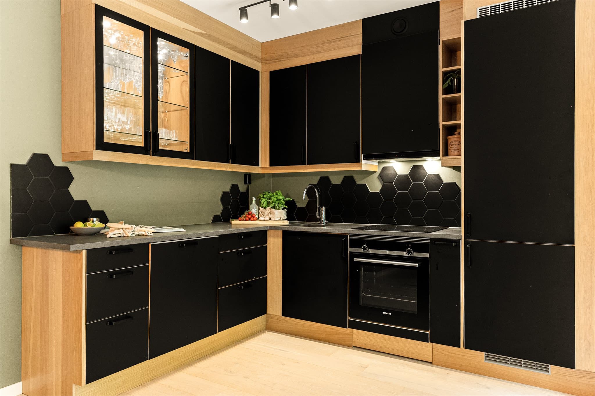 - Kjøkkeninnredningen har slette fronter og benkeplate i laminat -