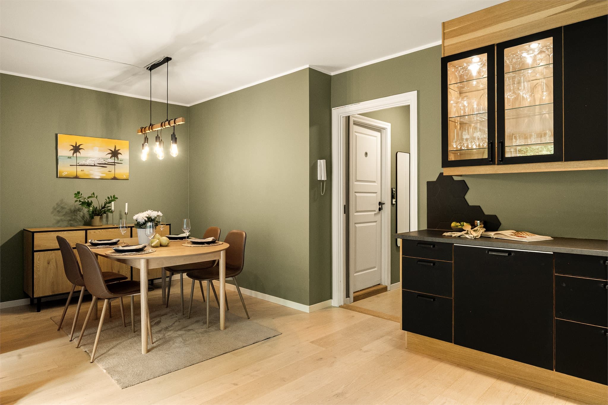 - Godt med plass til et hyggelig spisebord -
