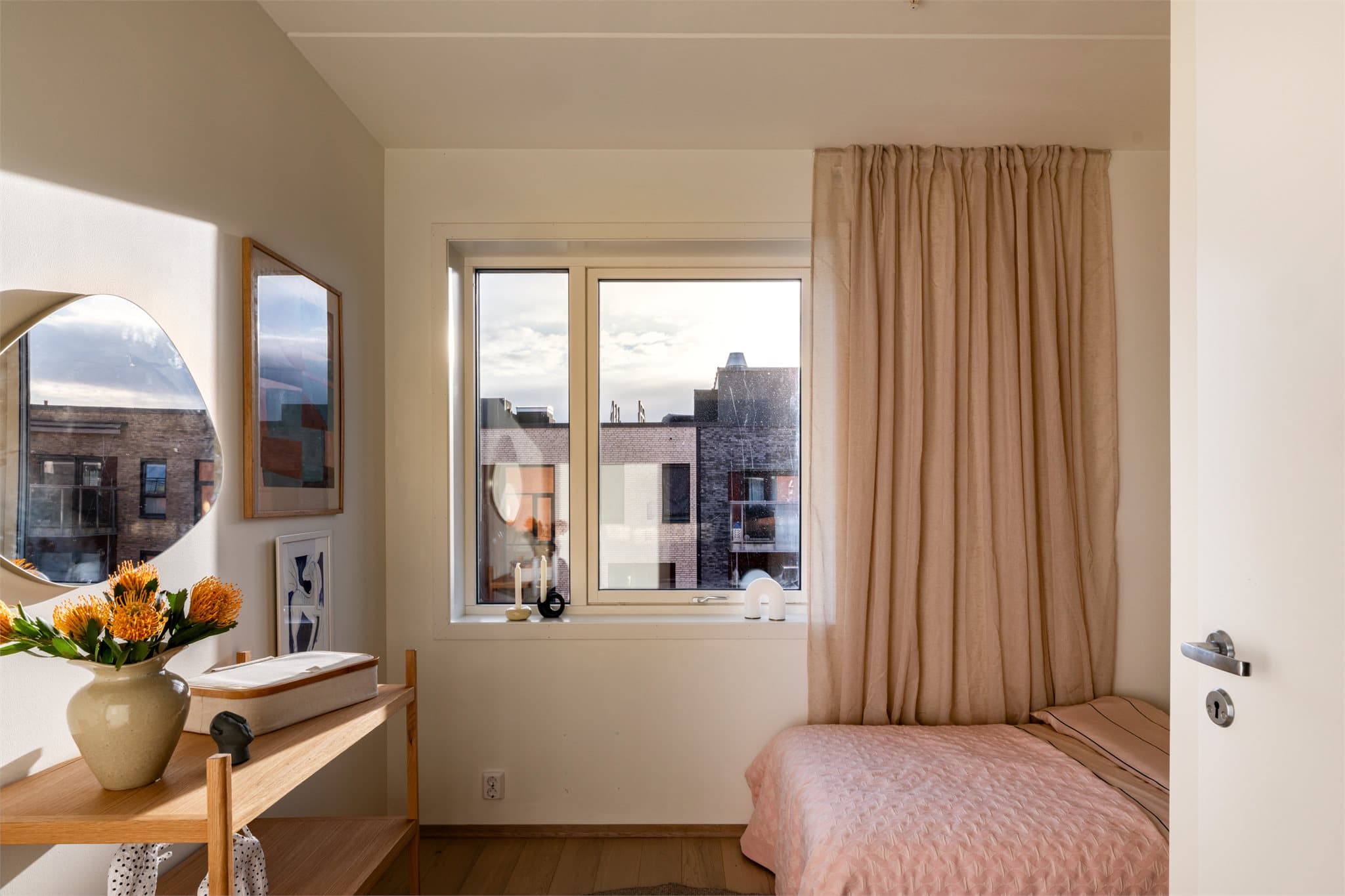 Soverom 2 - et lyst og innbydende soverom med god plass til ønsket innredning.