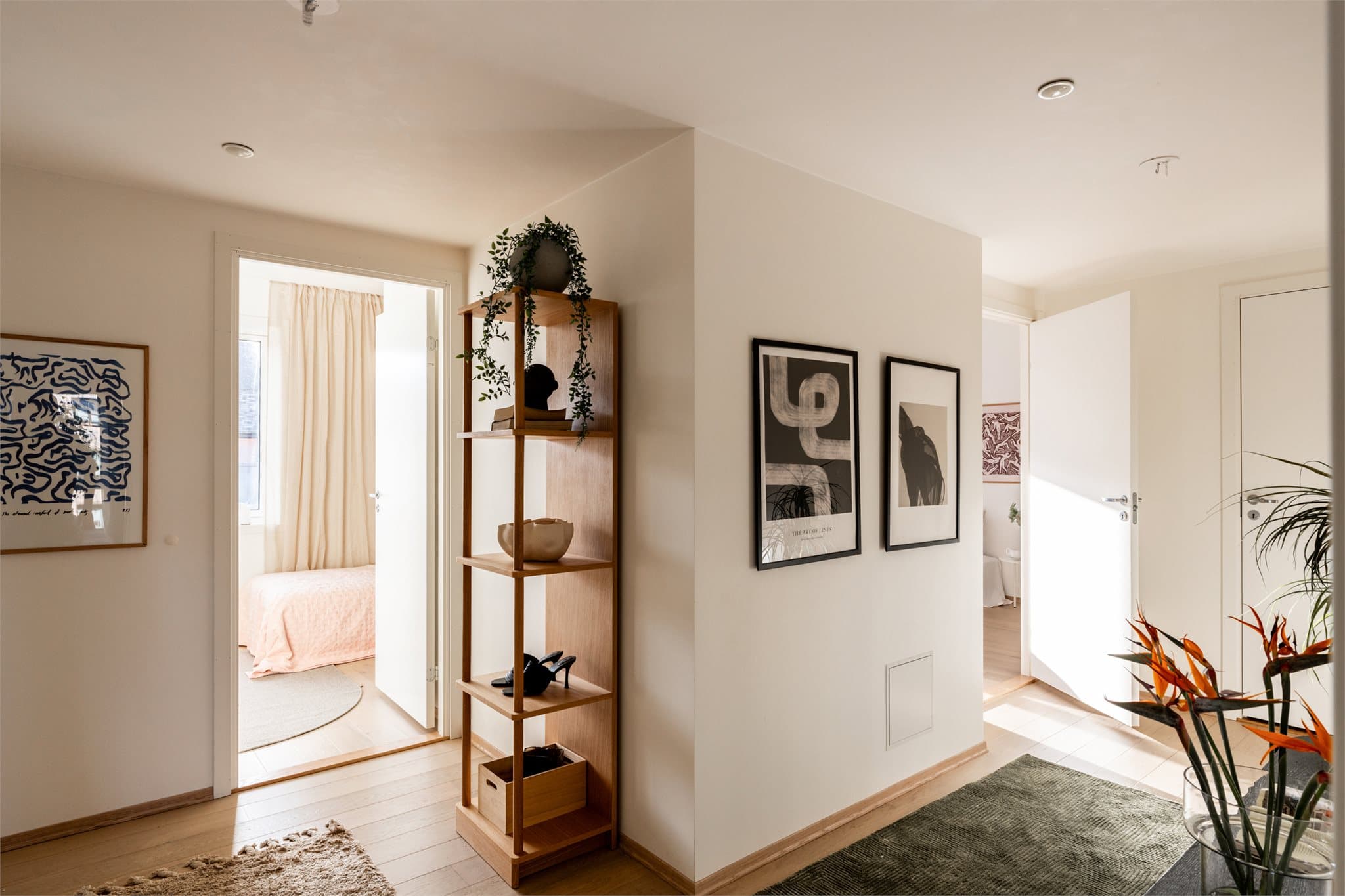 Leiligheten fremstår svært innbydende med god planløsning og luftig atmosfære.