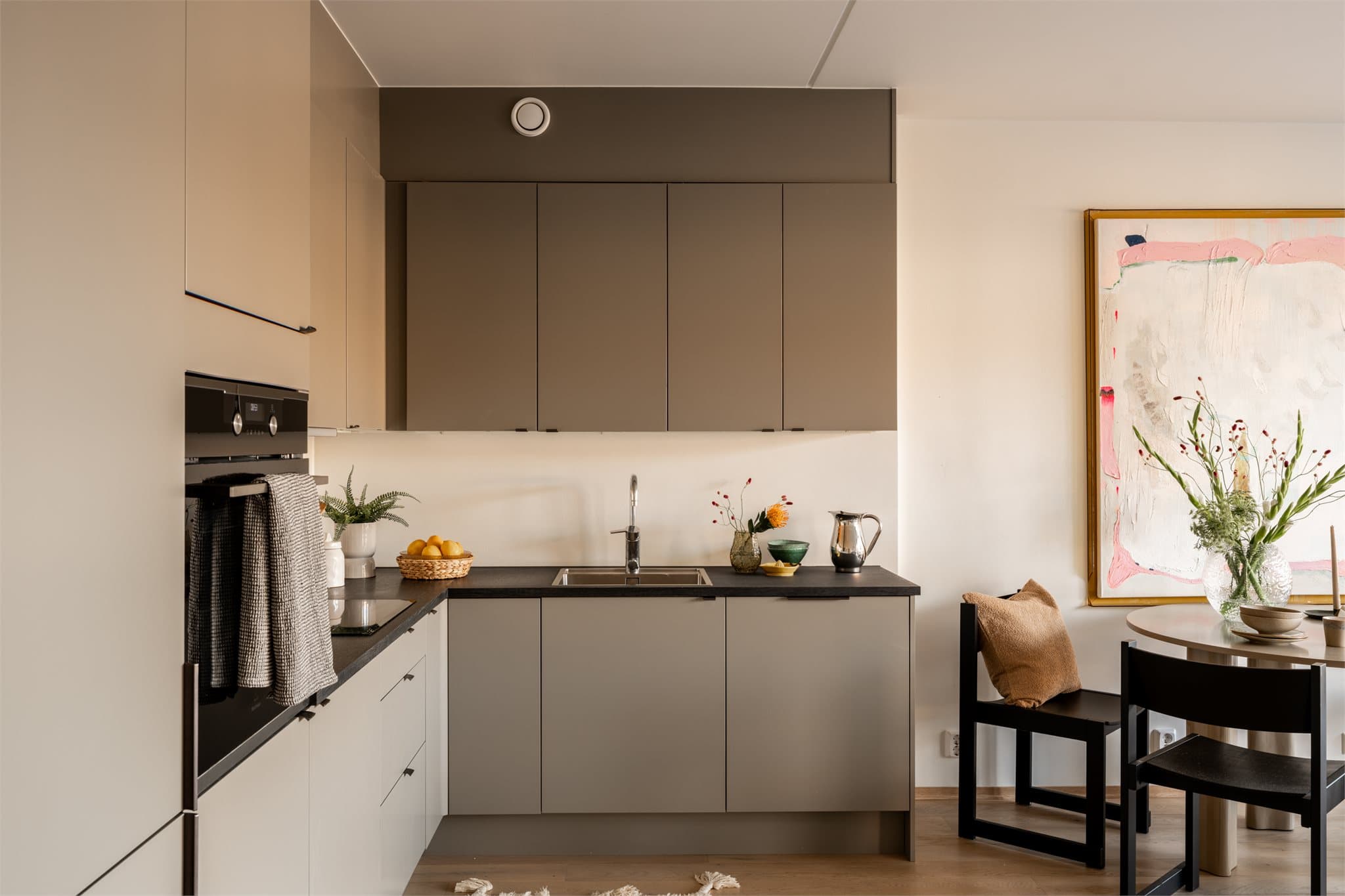 Dette er et sosialt og funksjonelt oppholdsrom som passer like godt til hverdagsliv som til hyggelige sammenkomster.