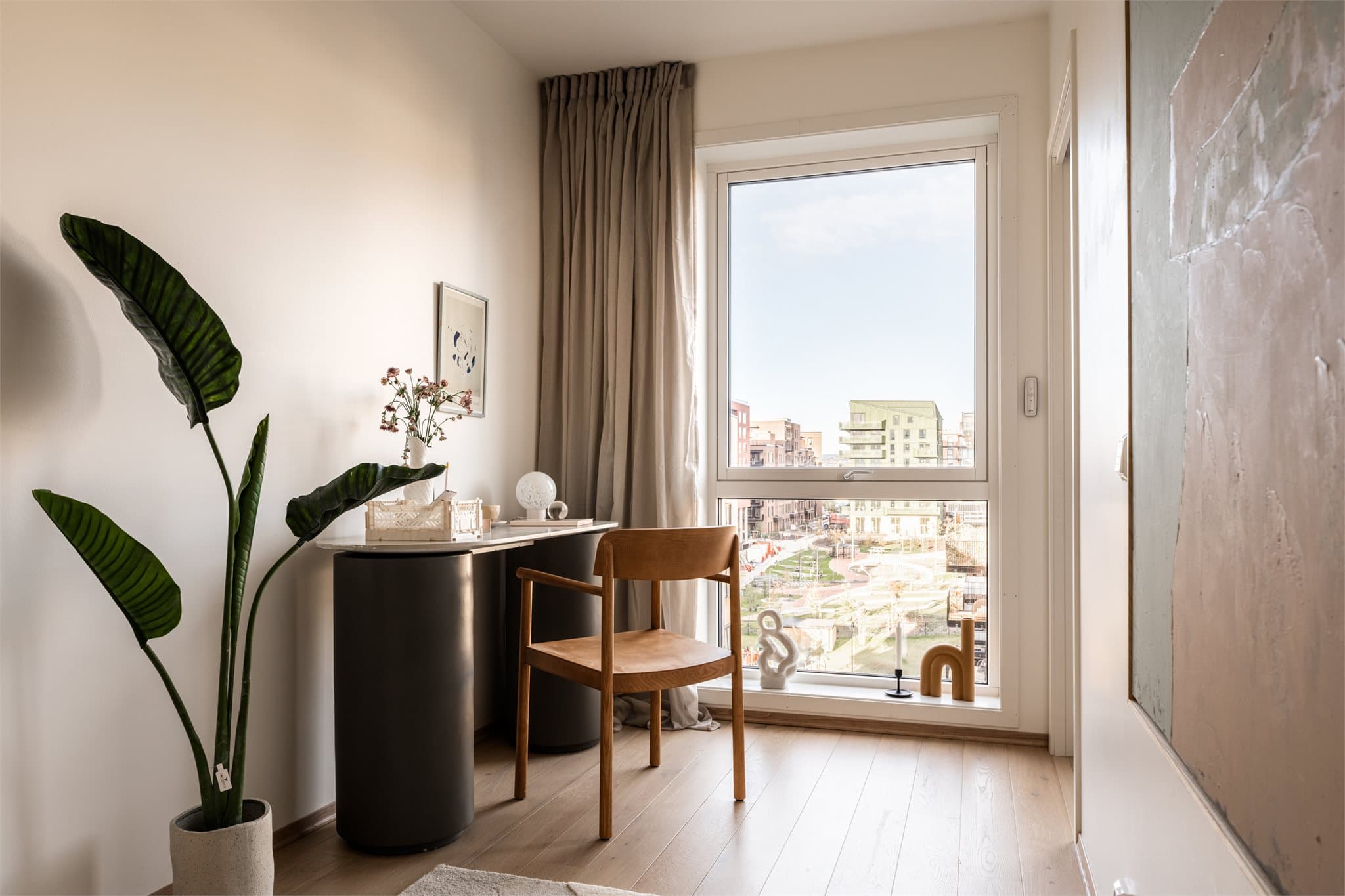 På gulvet er det lagt en lekker eikeparkett.