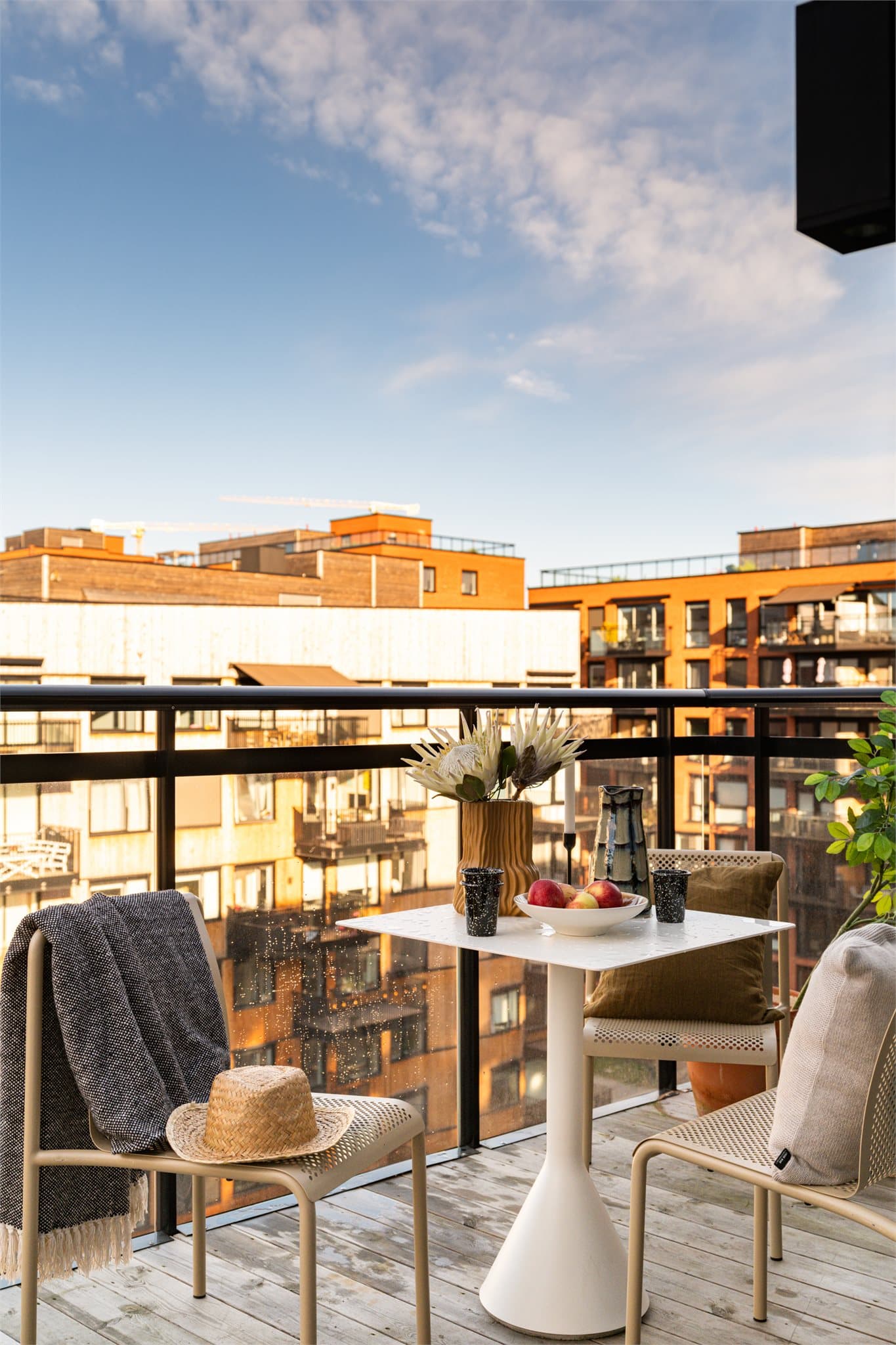 Her får dere en svært trivelig uteplass som forlenger oppholdsrommet i sommersesongen.