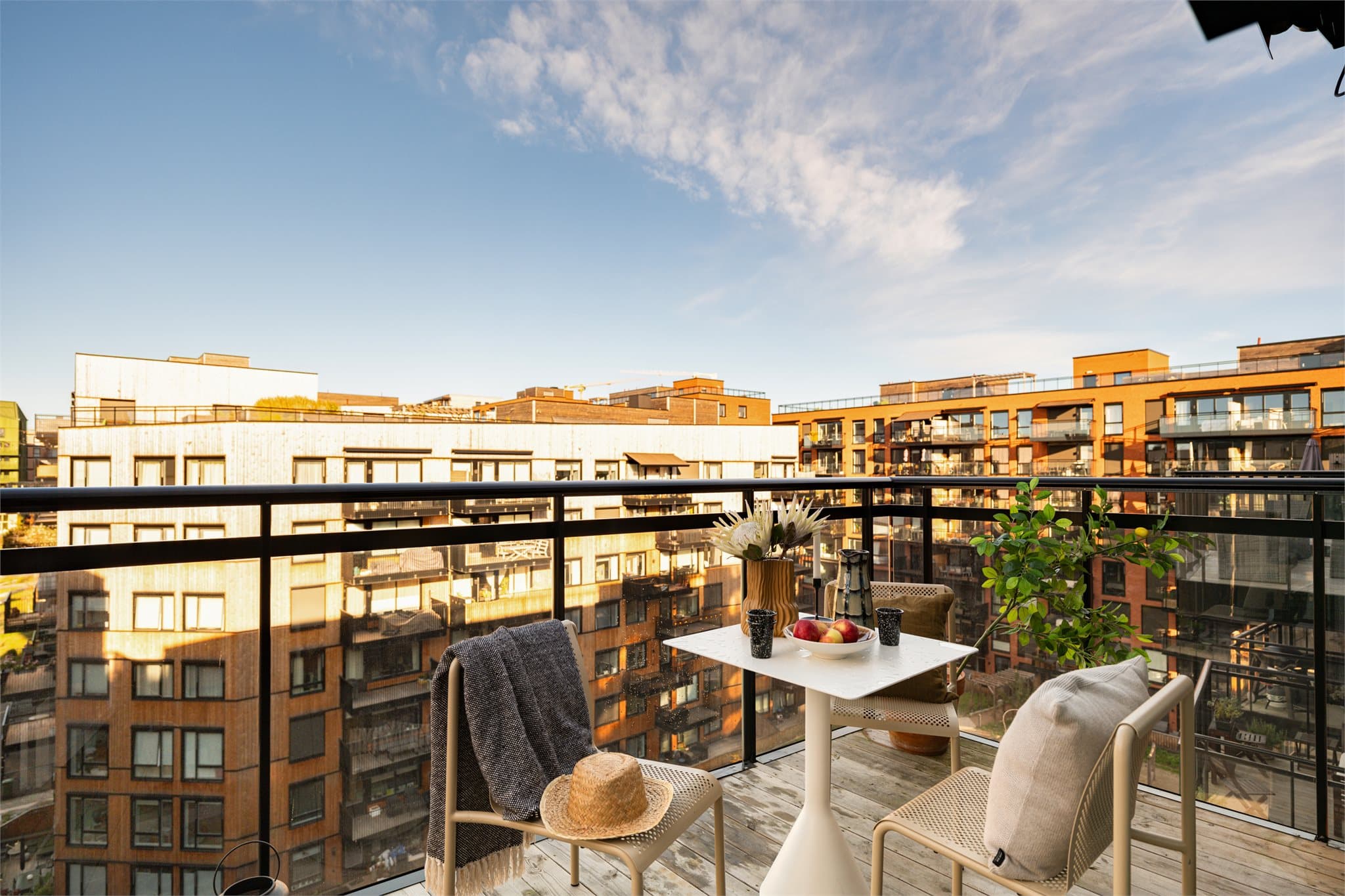 Det er god plass til både sittegruppe og litt beplantning, slik at dere kan skape deres egen grønne og hyggelige uteoase med flott utsyn mot det moderne nabolaget.