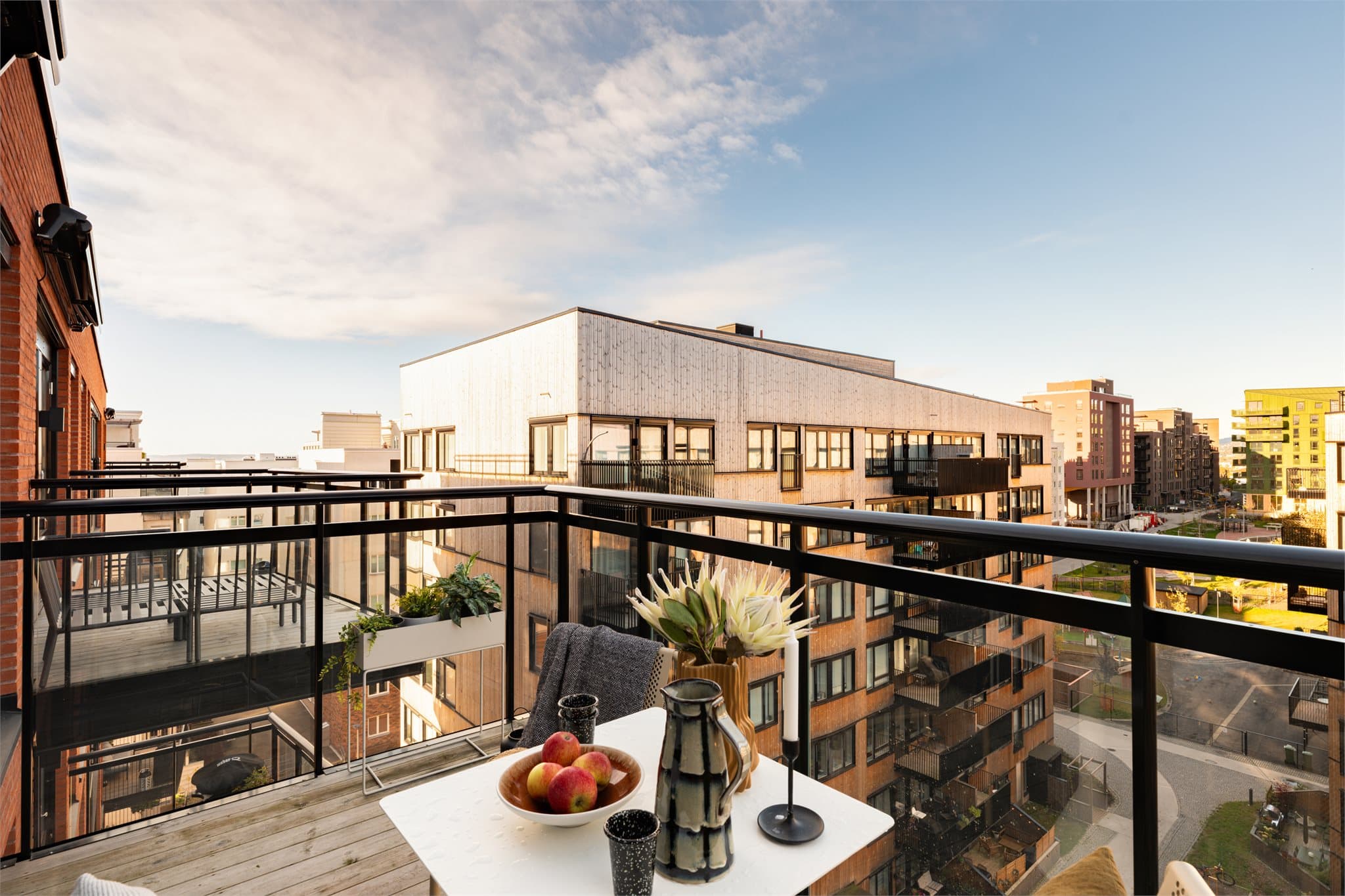 Balkongen er perfekt for avslappende stunder etter jobb eller lange, lyse sommernetter med venner.