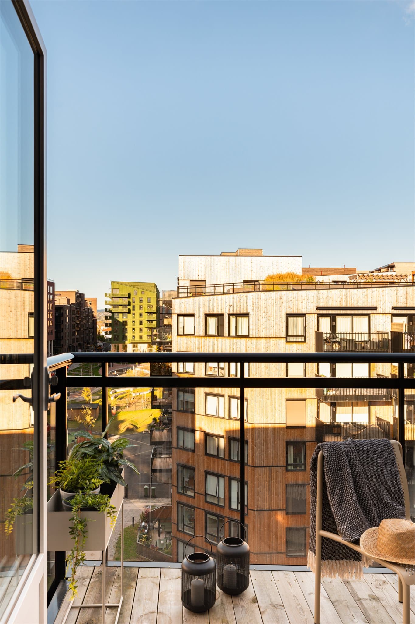 Balkongen vender mot nordvest, noe som gir behagelig ettermiddags- og kveldssol.