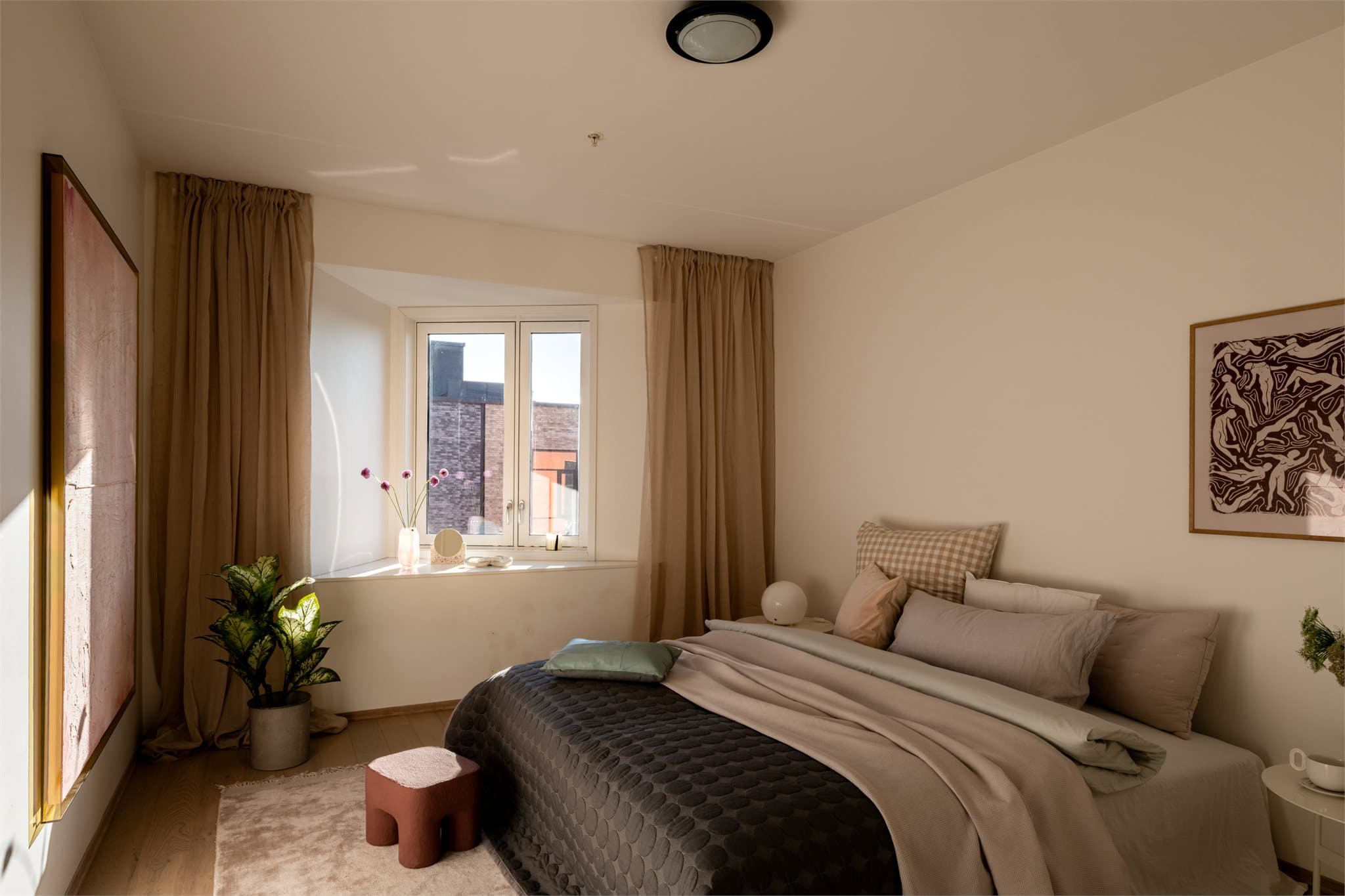 På hovedsoverommet får du en avslappende og behagelig sone med god plass til dobbeltseng, nattbord og ønsket møblering.