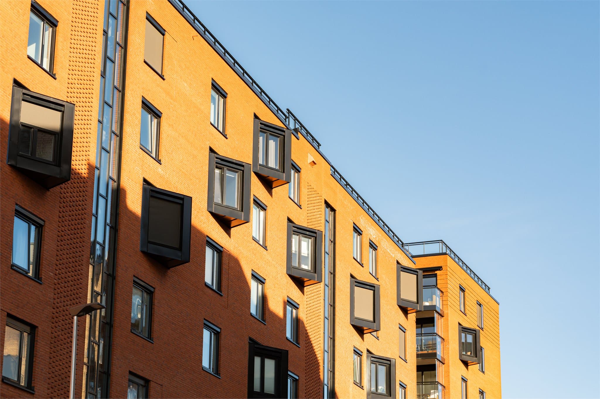 Her får dere et moderne og lettstelt hjem i et nyere bygg fra 2023.