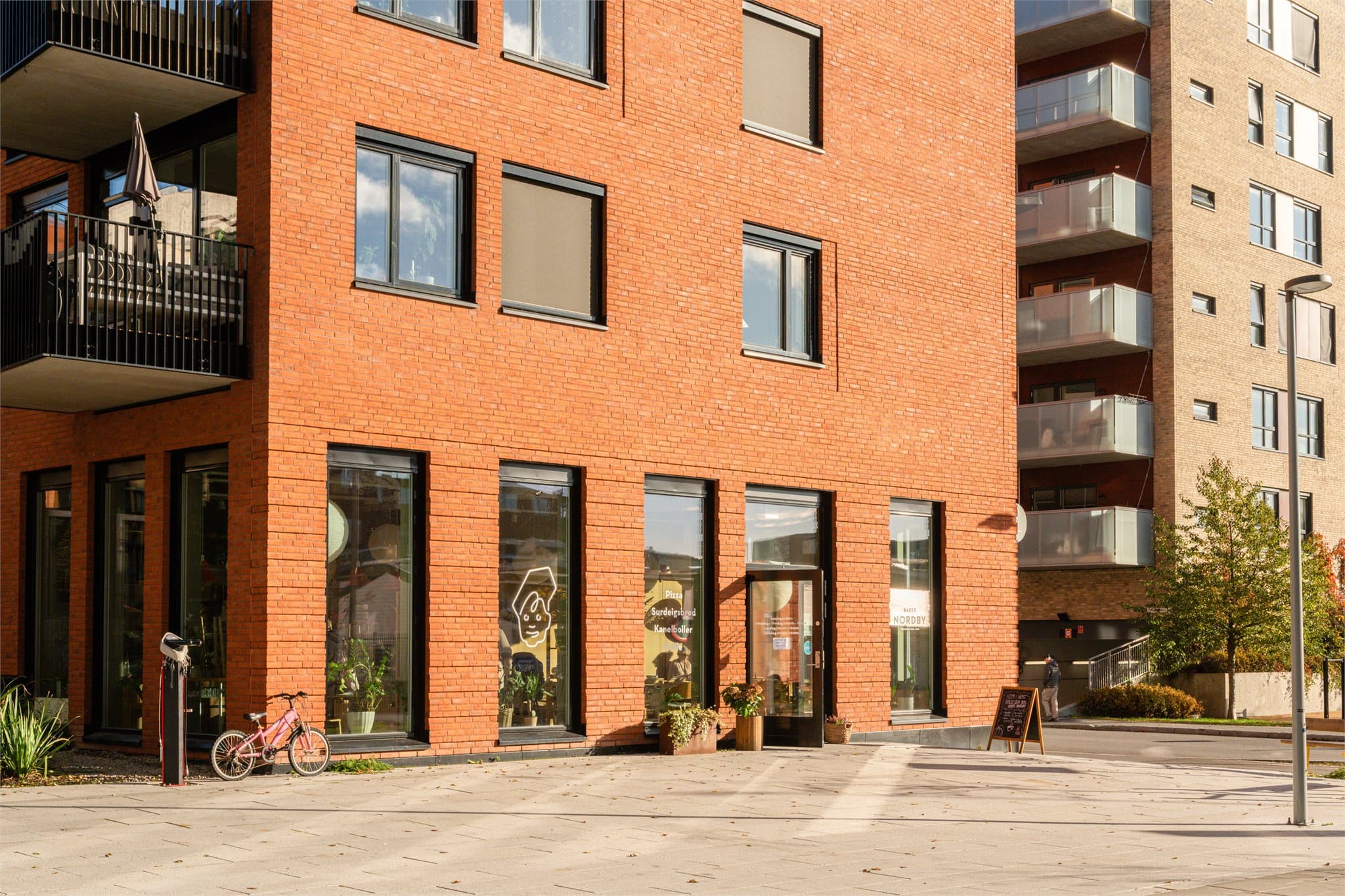 Her blir Baker Nordby din nærmeste nabo – perfekt når lysten på ferskt bakverk eller en god kopp kaffe melder seg … eller begge deler på en gang.