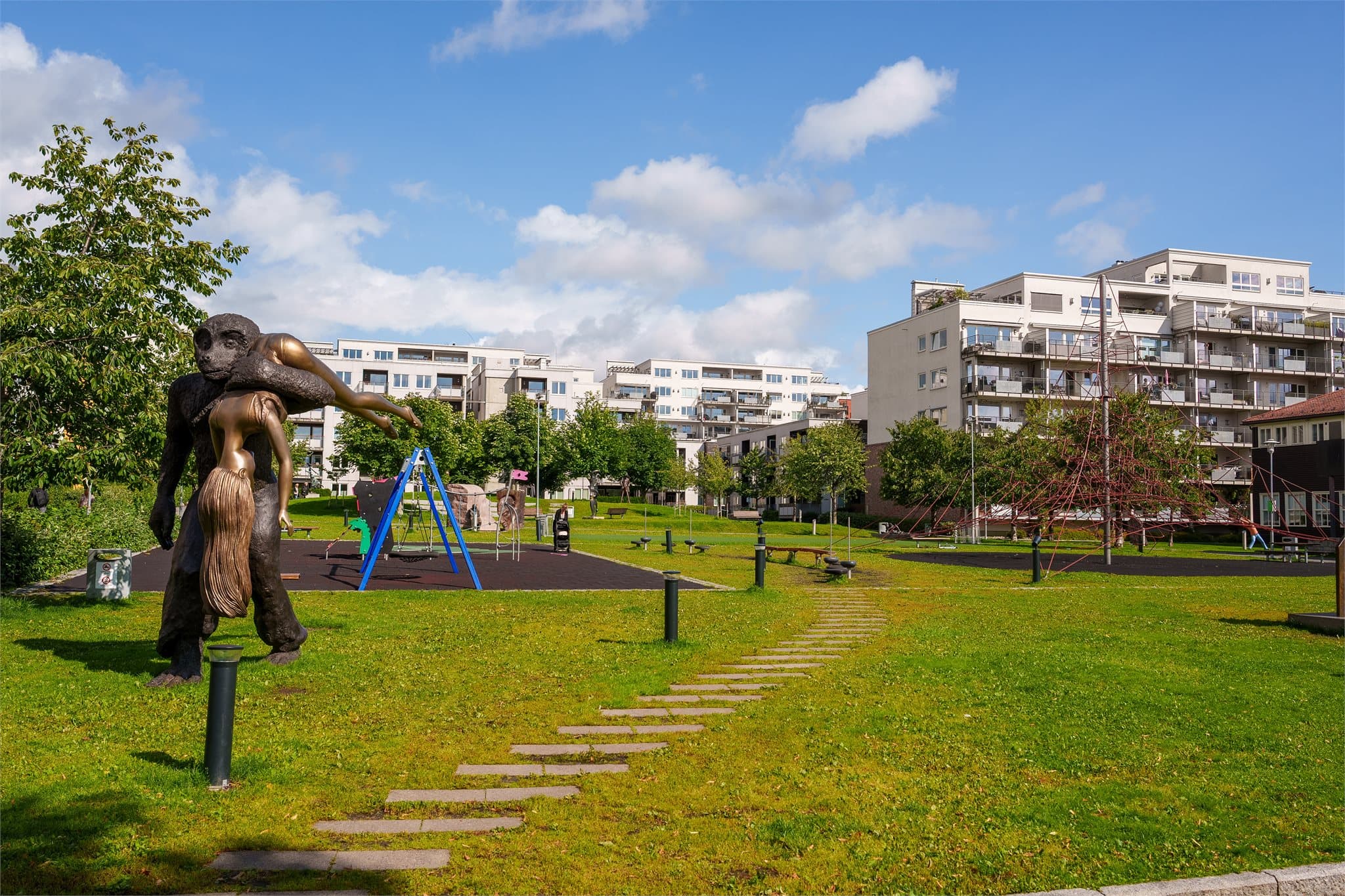 Nærområdet har flotte parker som Peer Gynt-parken, i tillegg til andre rekreasjonsområder.